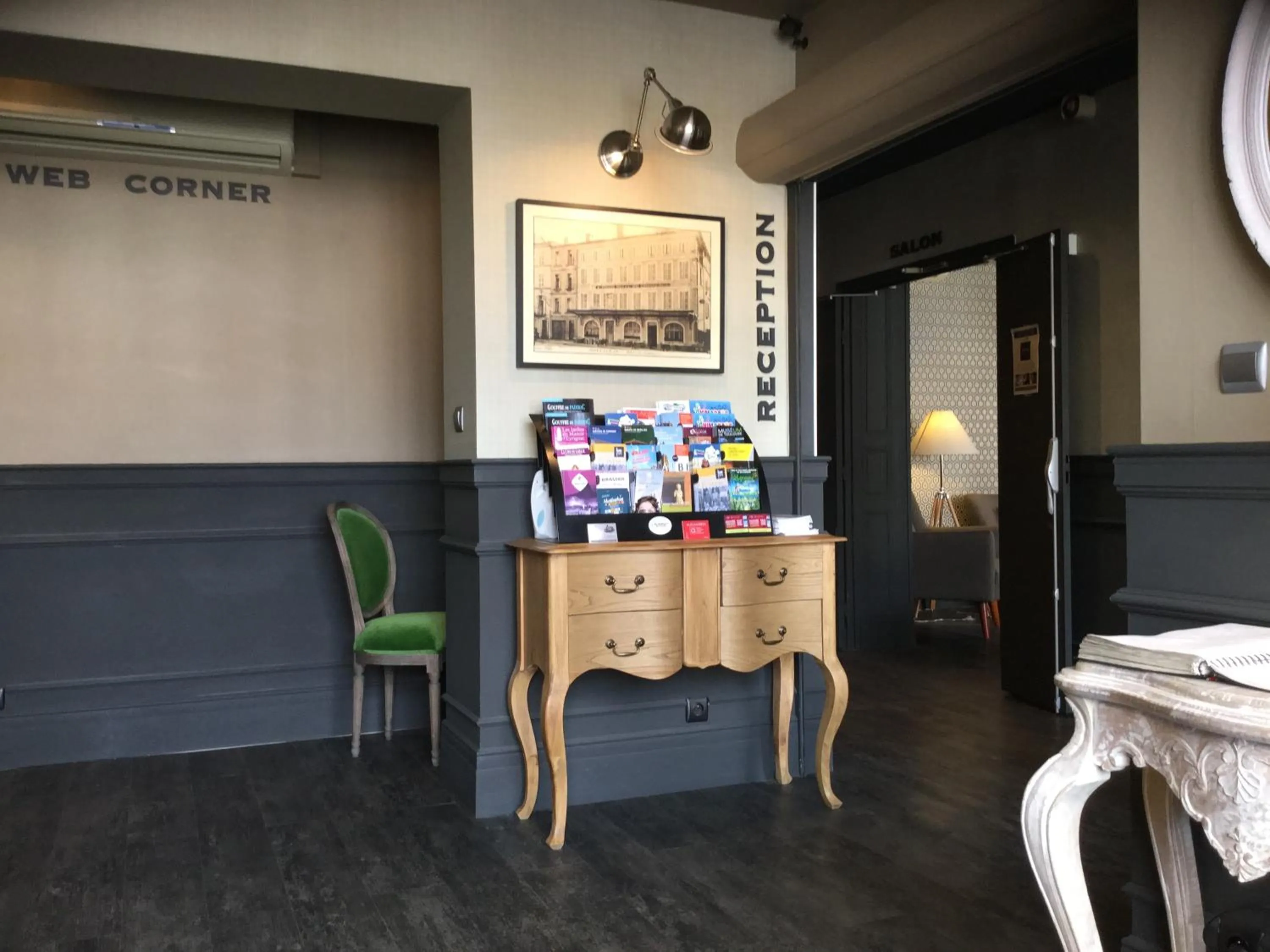 Decorative detail in Hôtel du Commerce