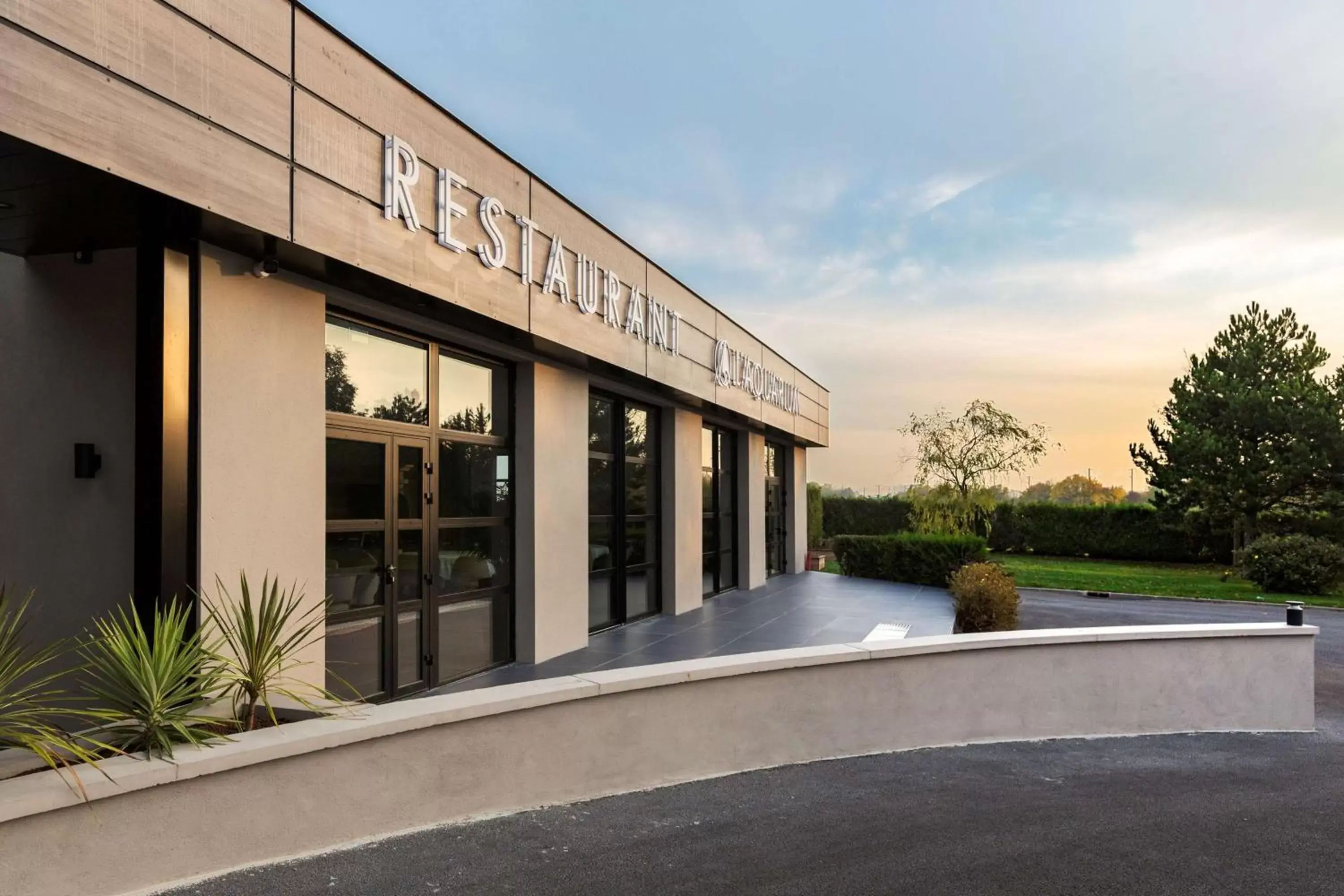 Property building in Best Western L'Aquarium Arras Nord Property building in Best Western L'Aquarium Arras Nord