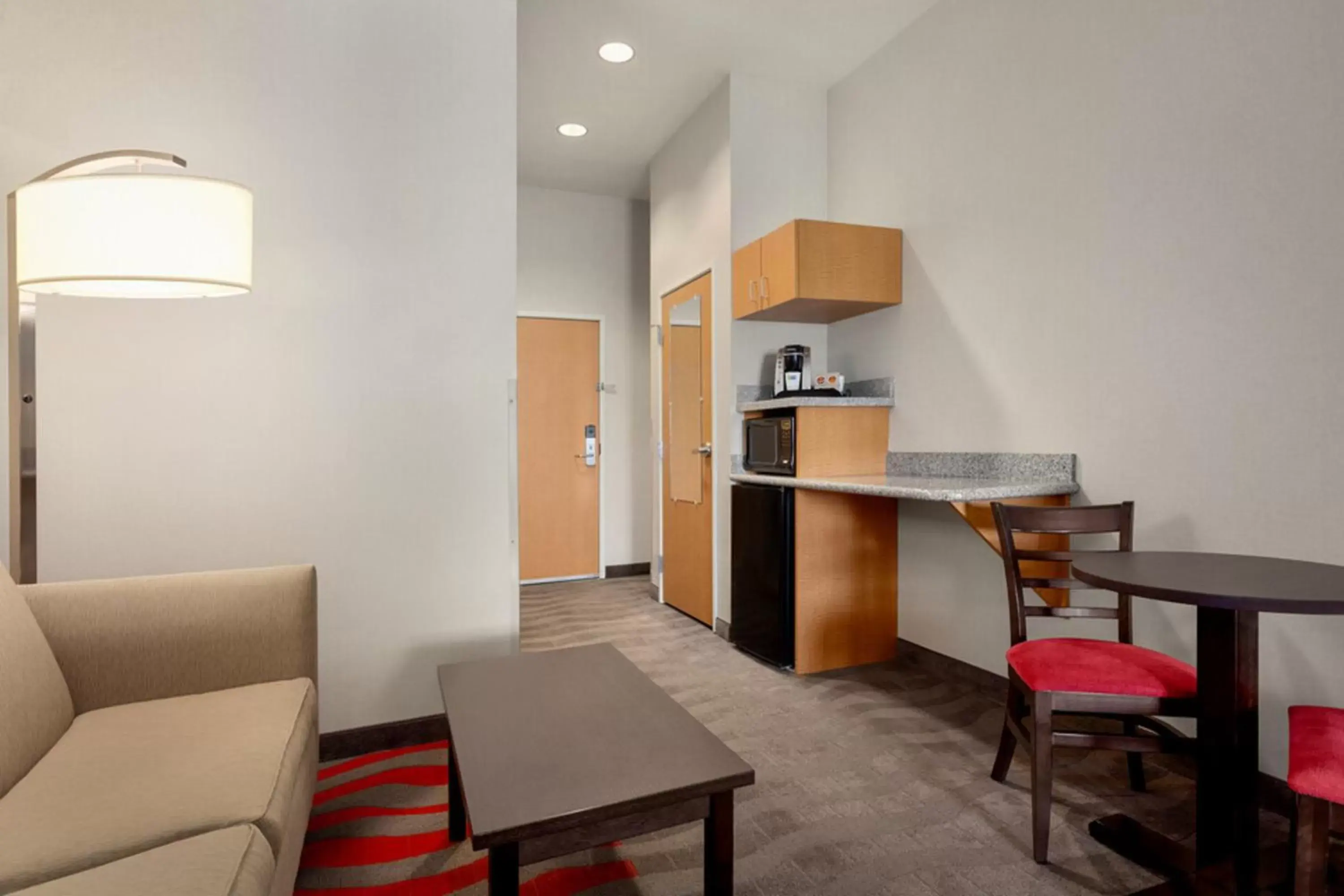 Kitchen or kitchenette, Seating Area in Comfort Suites