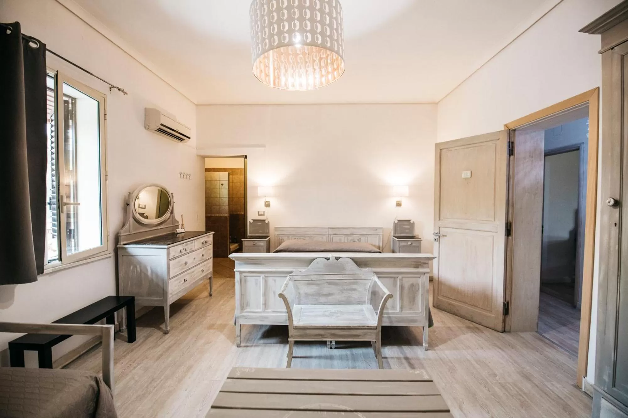 Decorative detail, Bed in Villa Scilla e Cariddi