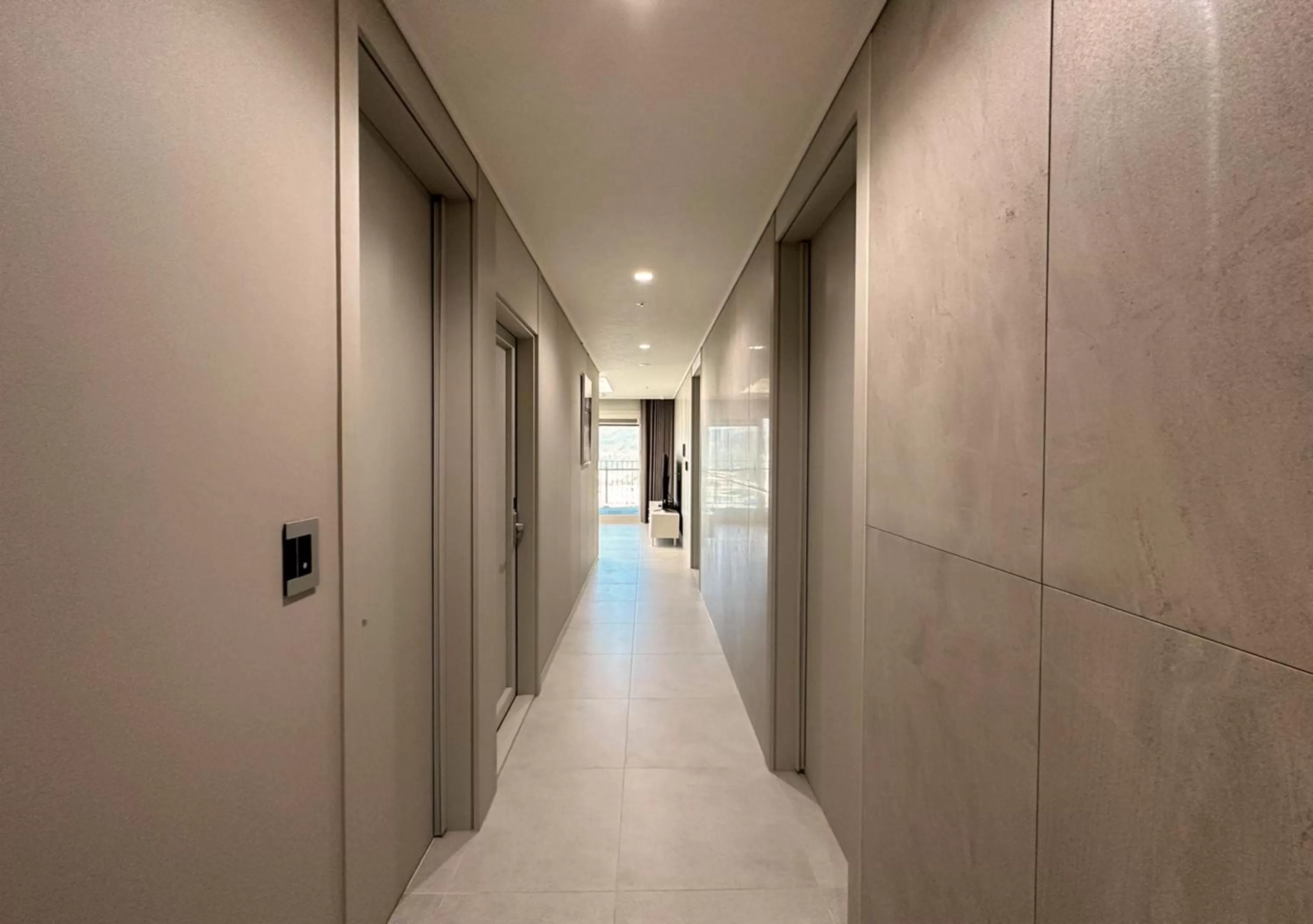 Y Collection by UH FLAT Osiria