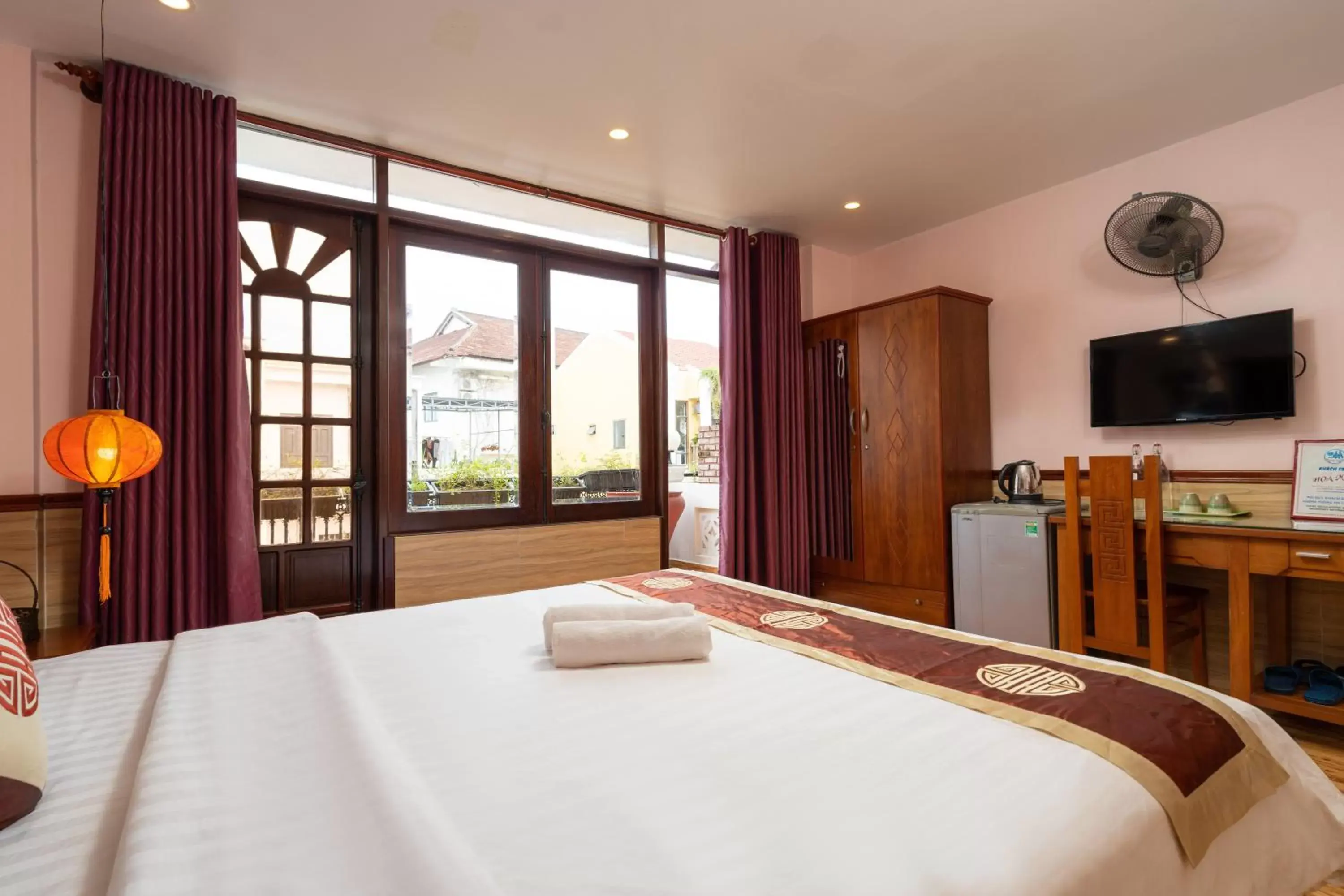 Deluxe Double Room with Balcony in Hoa My II Hotel Deluxe Double Room with Balcony in Hoa My II Hotel