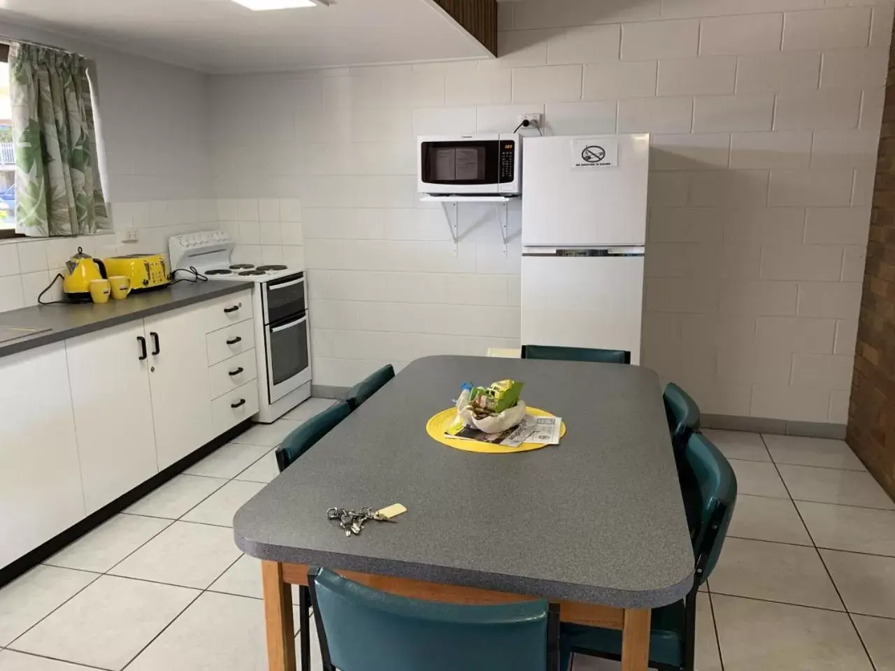 Kitchen or kitchenette, Dining Area in Sandpiper Motel