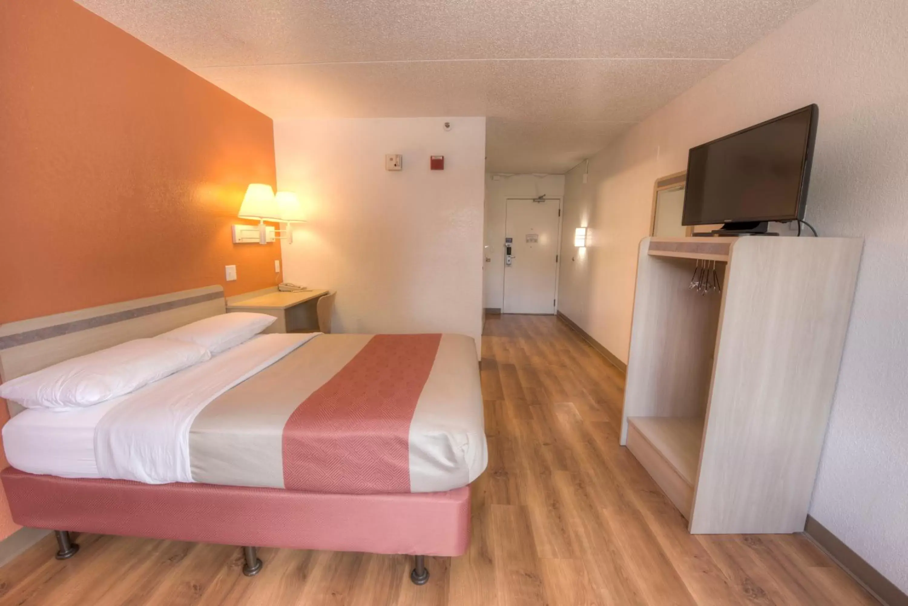 Bed in Motel 6-Branford, CT - New Haven