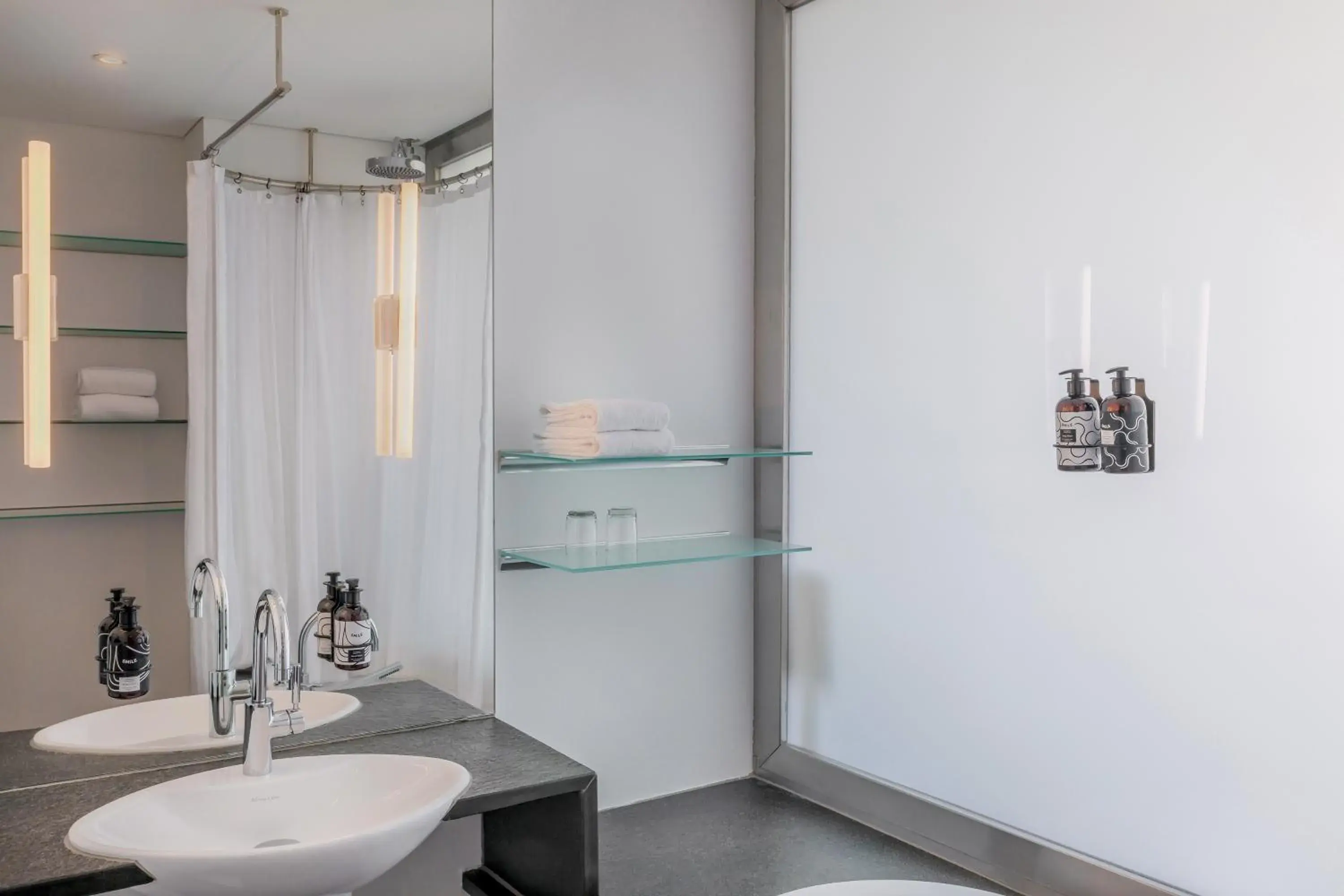 Bathroom in INNSiDE by Meliá Frankfurt Eurotheum