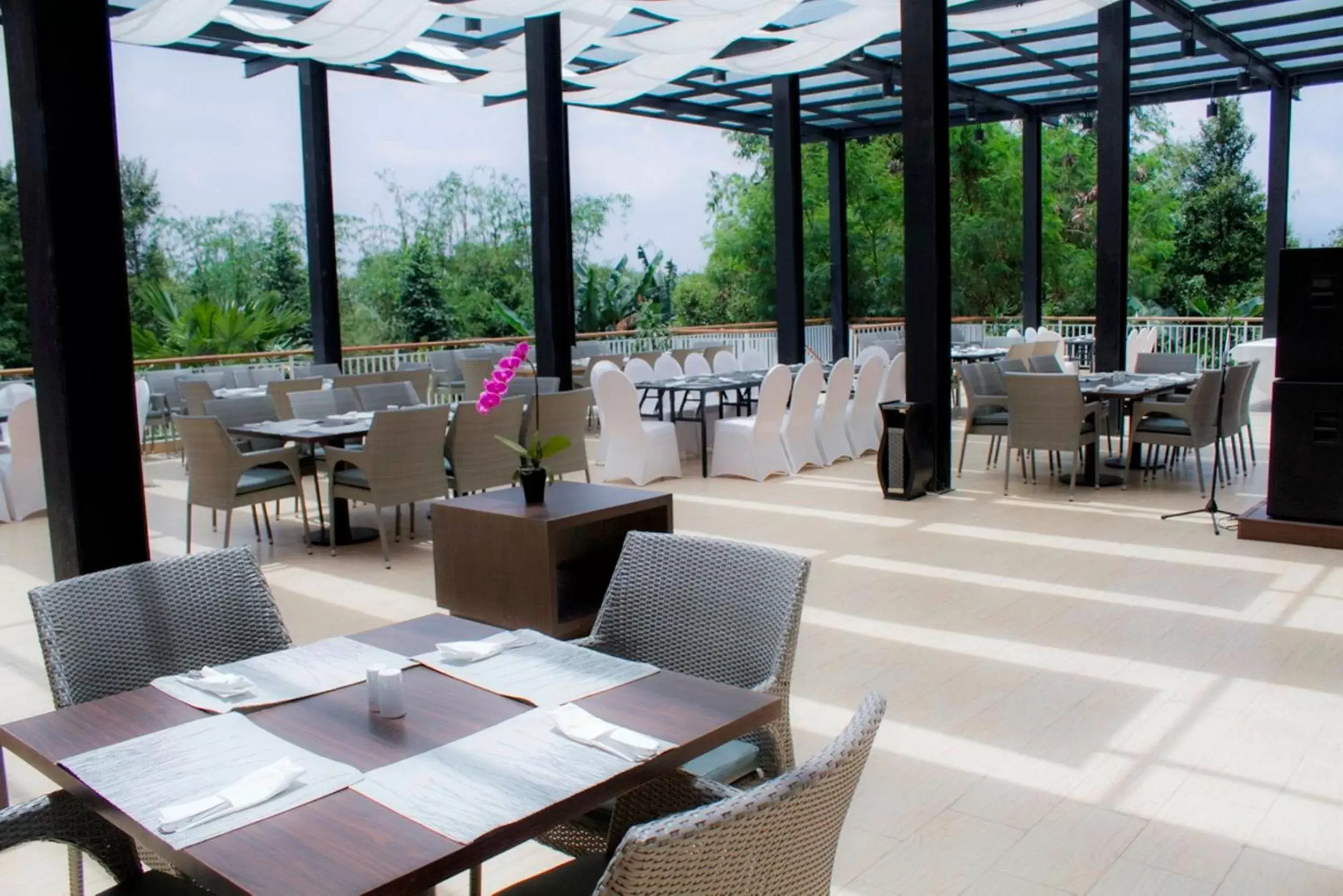 Restaurant/Places to Eat in Padjadjaran Suites Resort and Convention Hotel