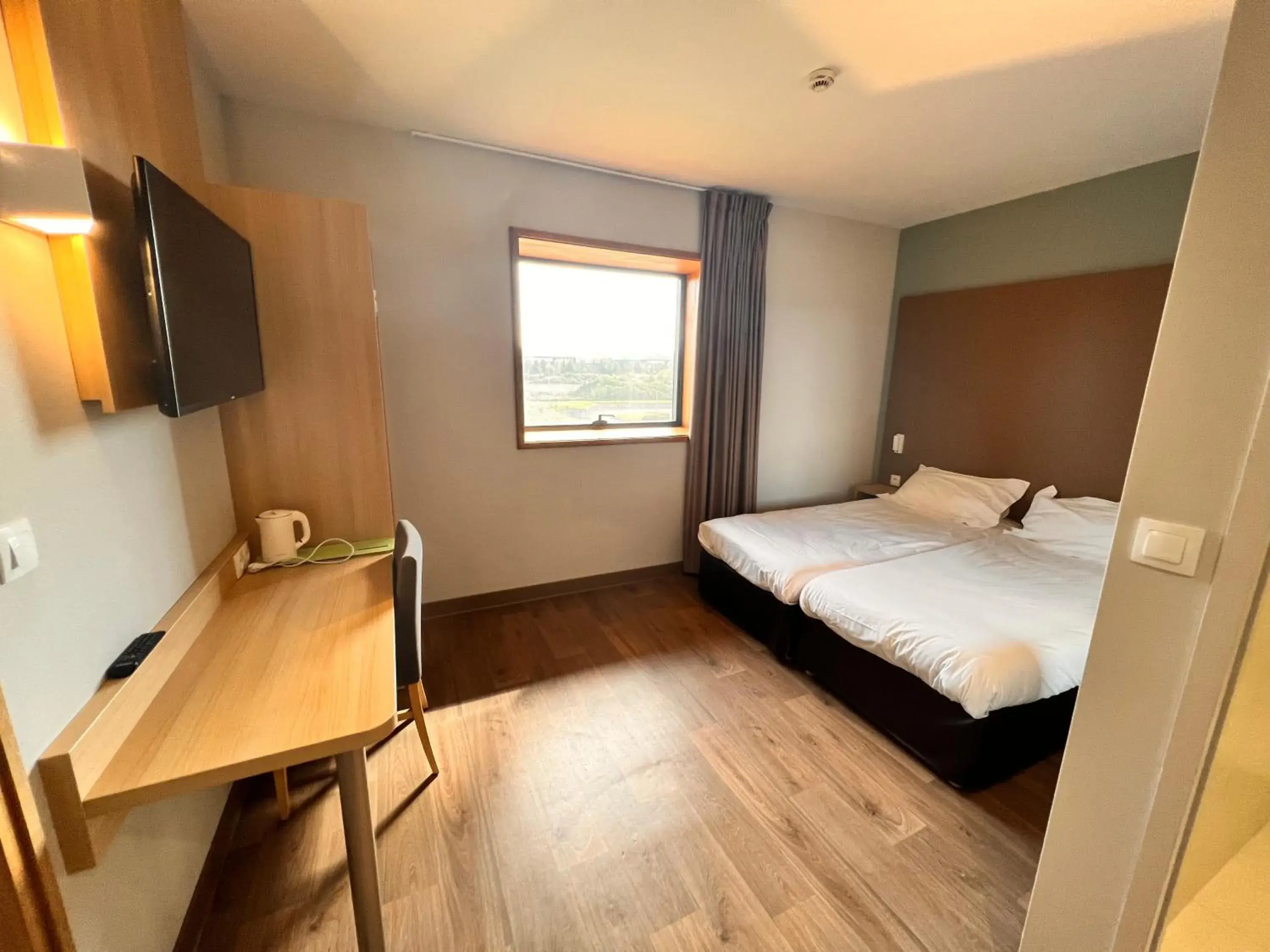 Bedroom, TV/Entertainment Center in Campanile Metz Nord - Woippy