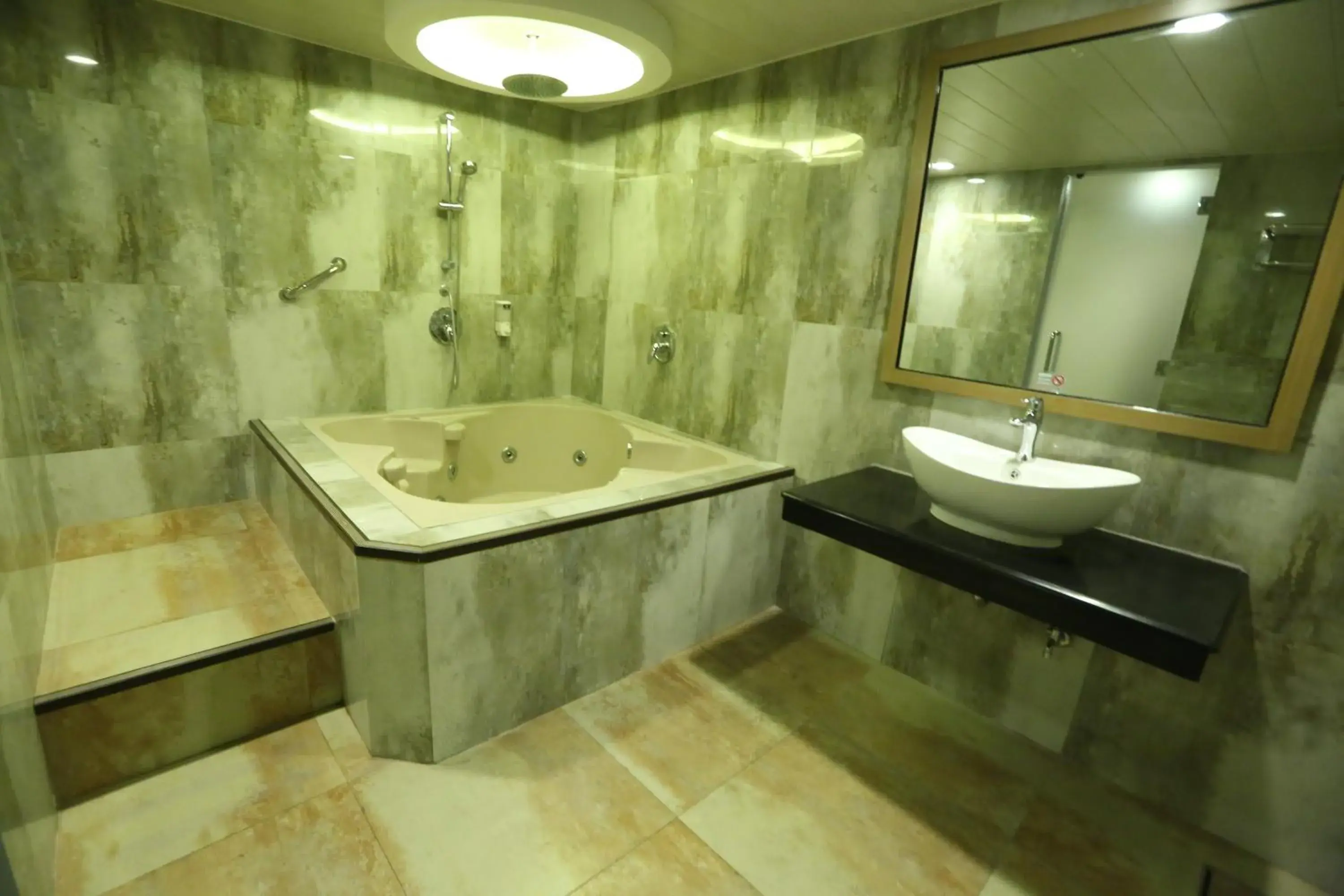 Bath, Bathroom in Victoria Court Cuneta Motorist Lodge