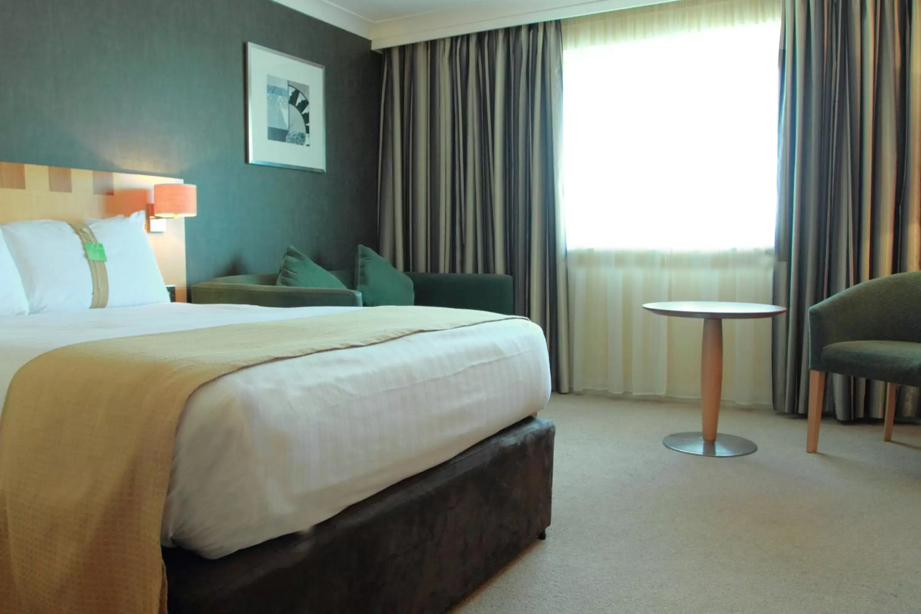 Photo of the whole room, Bed in Holiday Inn A55 Chester West, an IHG Hotel