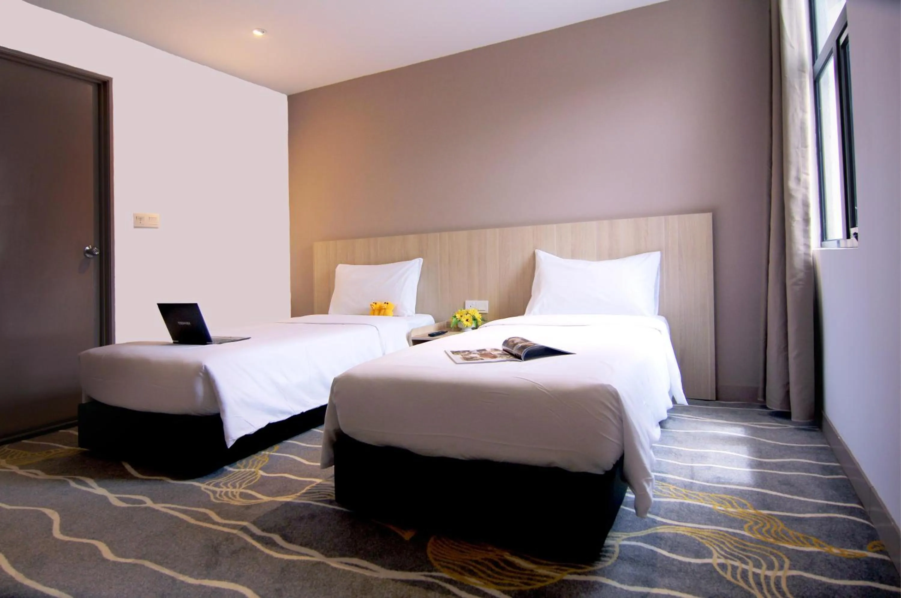 Photo of the whole room, Bed in Pacific Express Hotel Chinatown