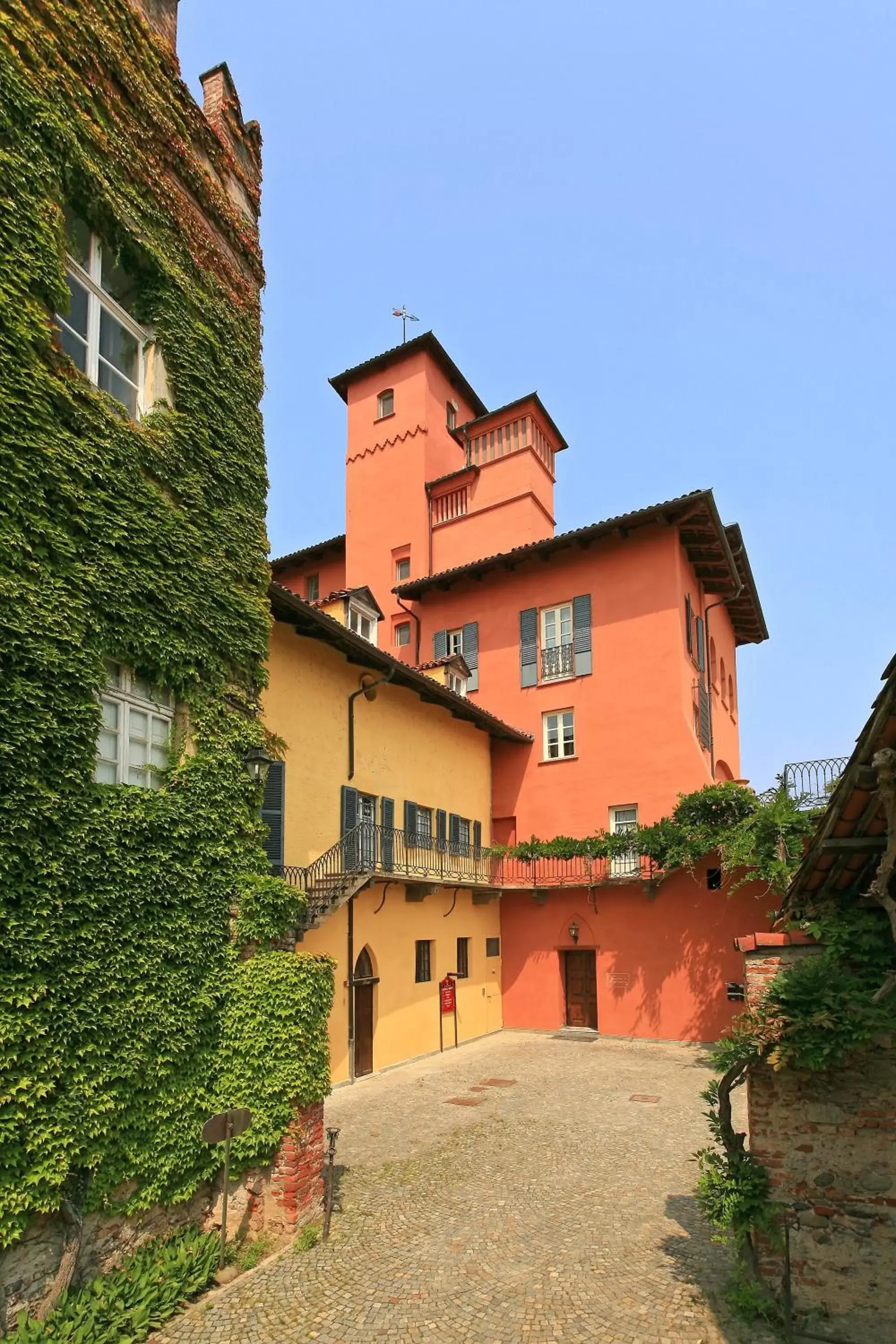 Property Building in Castello Rosso