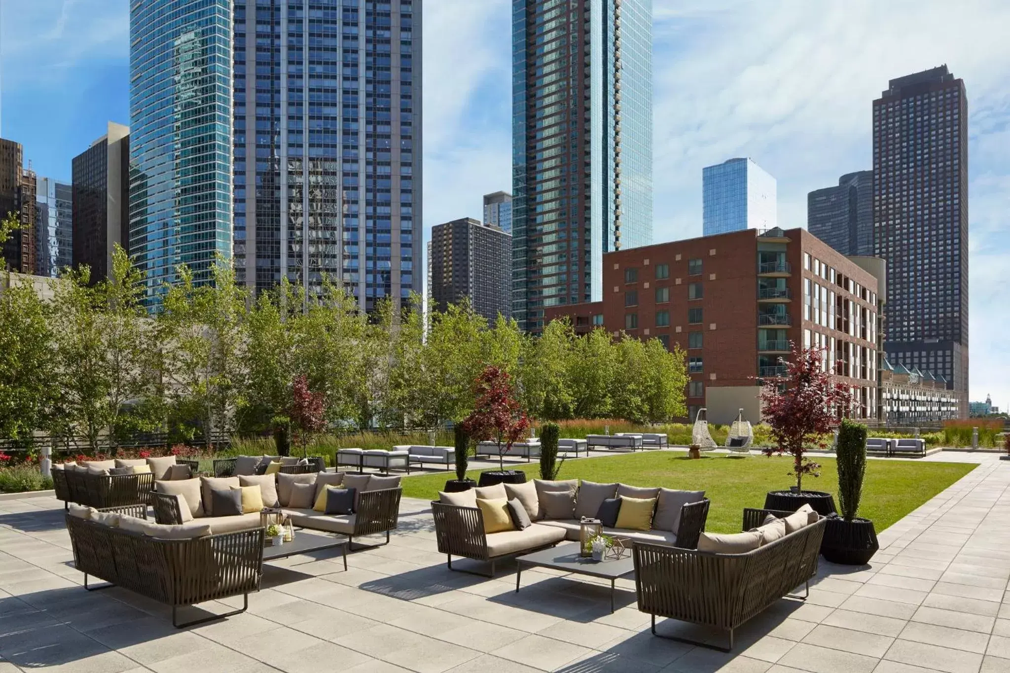 Lounge or bar in Loews Chicago Hotel