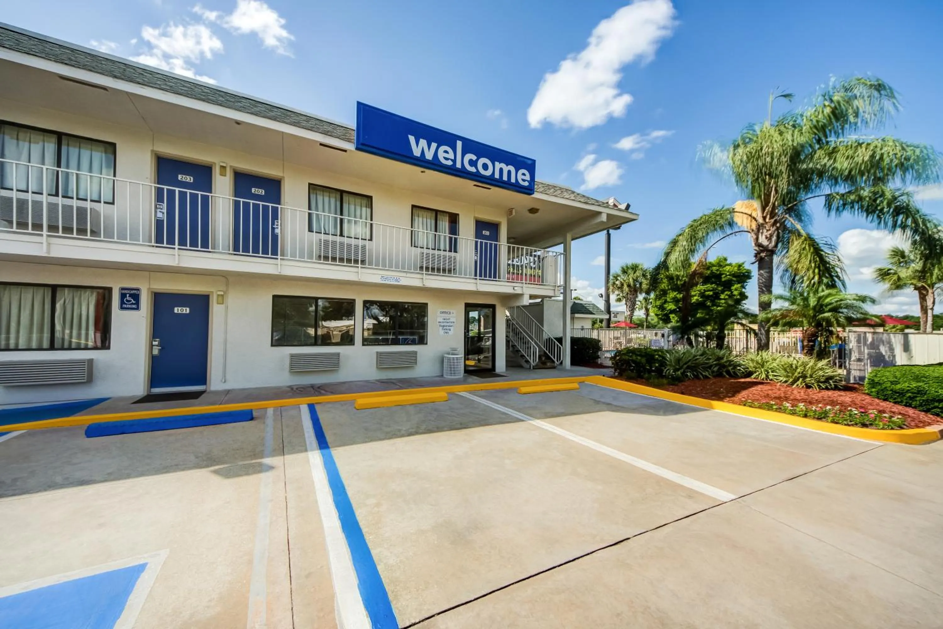 Property building in Motel 6-Lakeland, FL