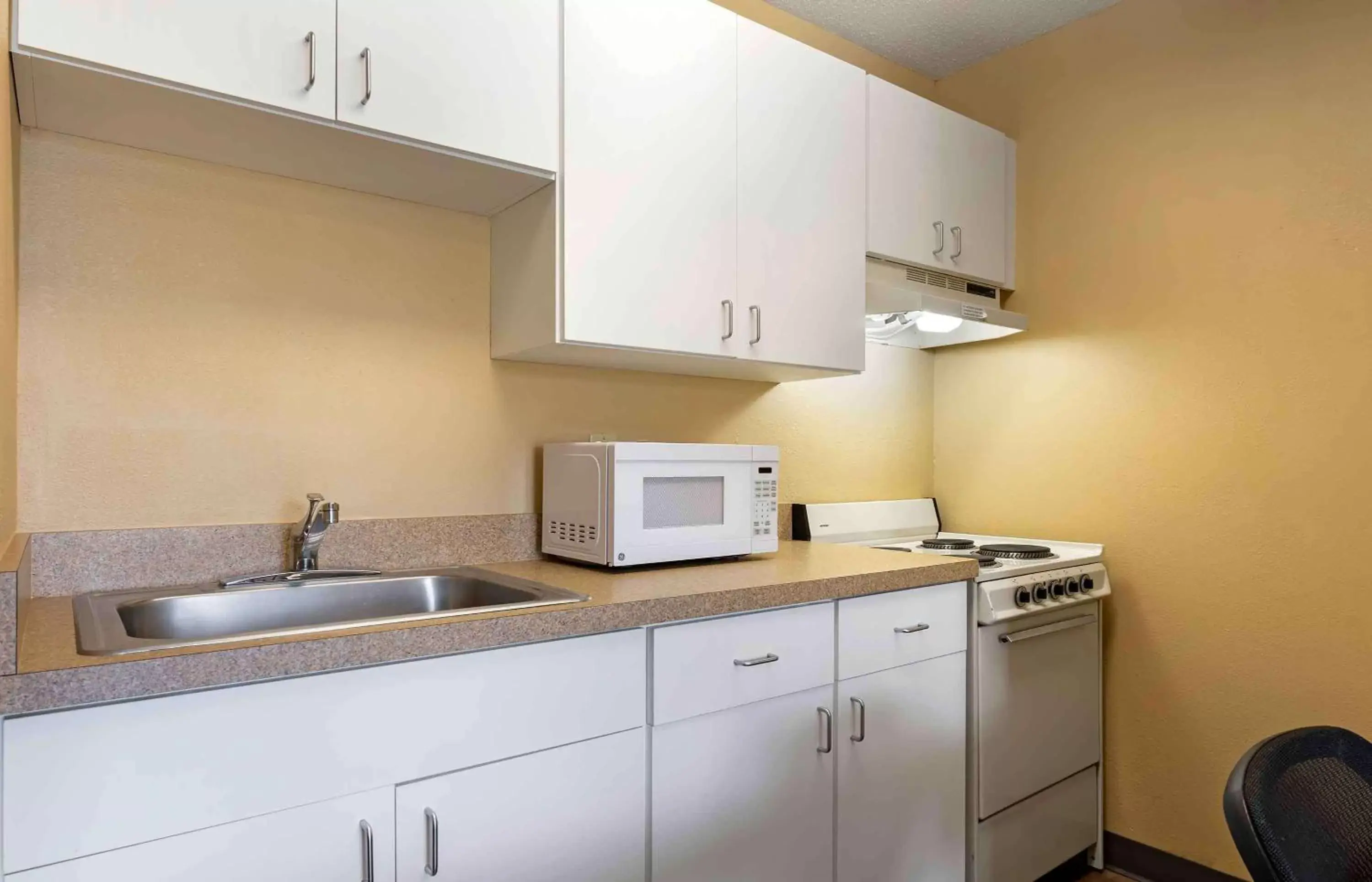 Bedroom, Kitchen/Kitchenette in Extended Stay America Select Suites - South Bend - Mishawaka - South