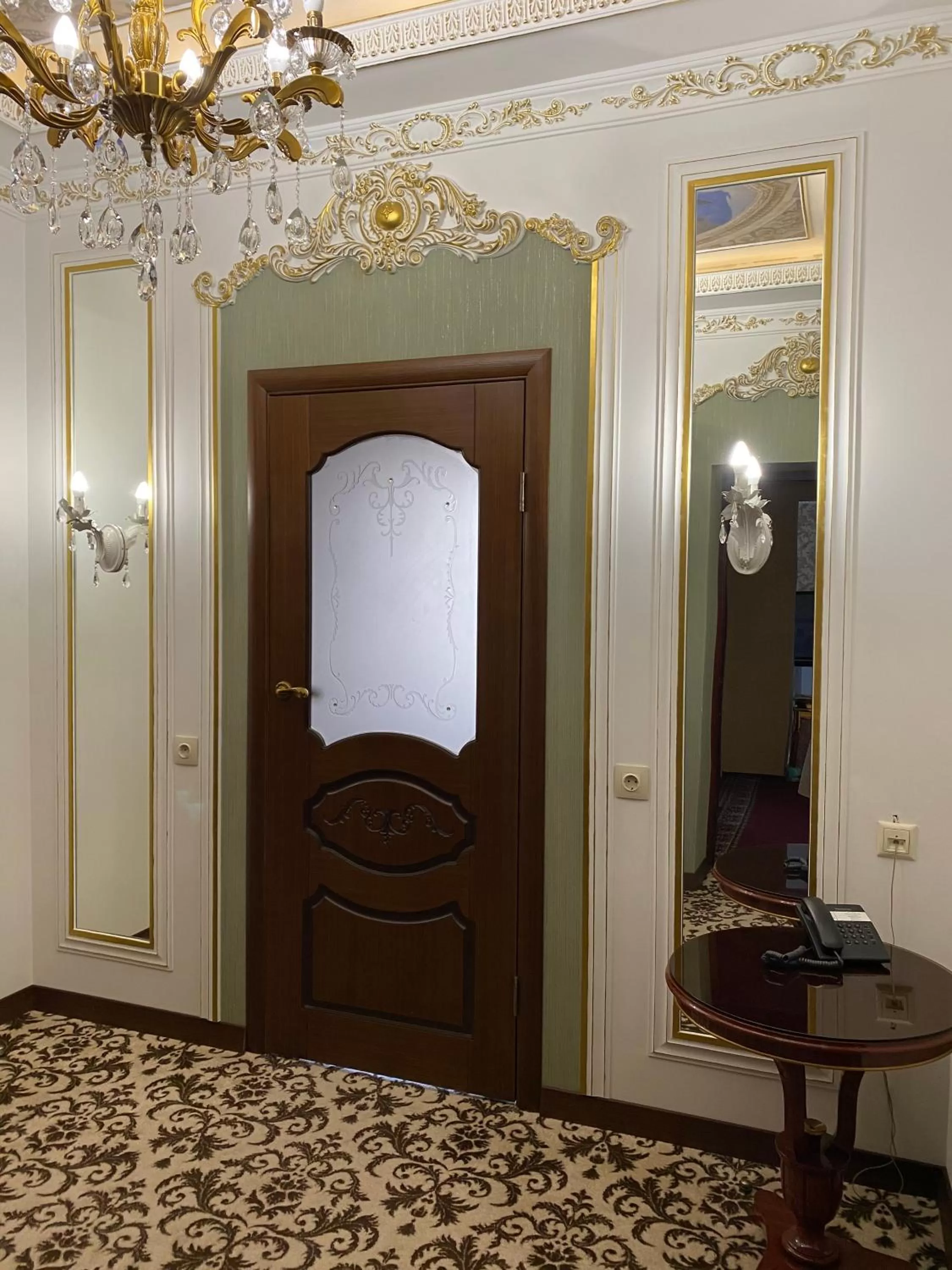 Communal lounge/ TV room, TV/Entertainment Center in Lion Hotel