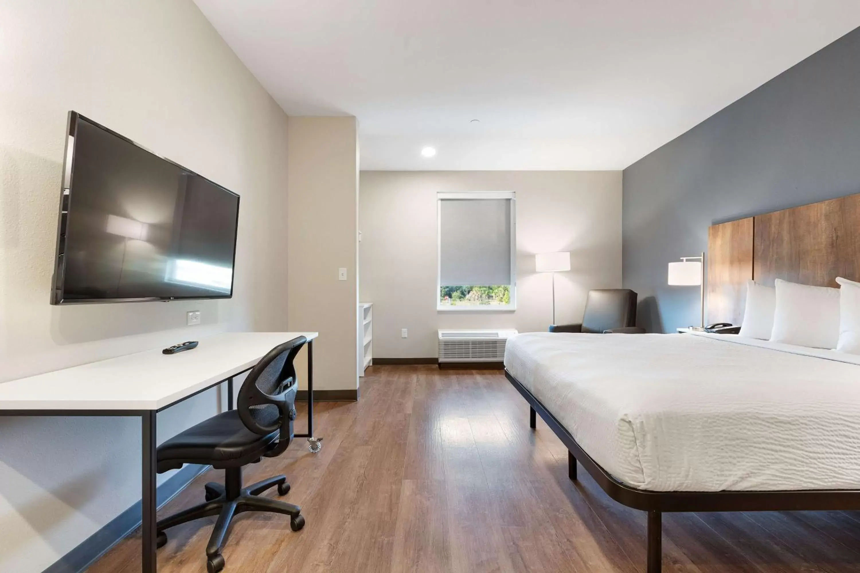 Bedroom, TV/Entertainment Center in Extended Stay America Premier Suites - Atlanta - Newnan