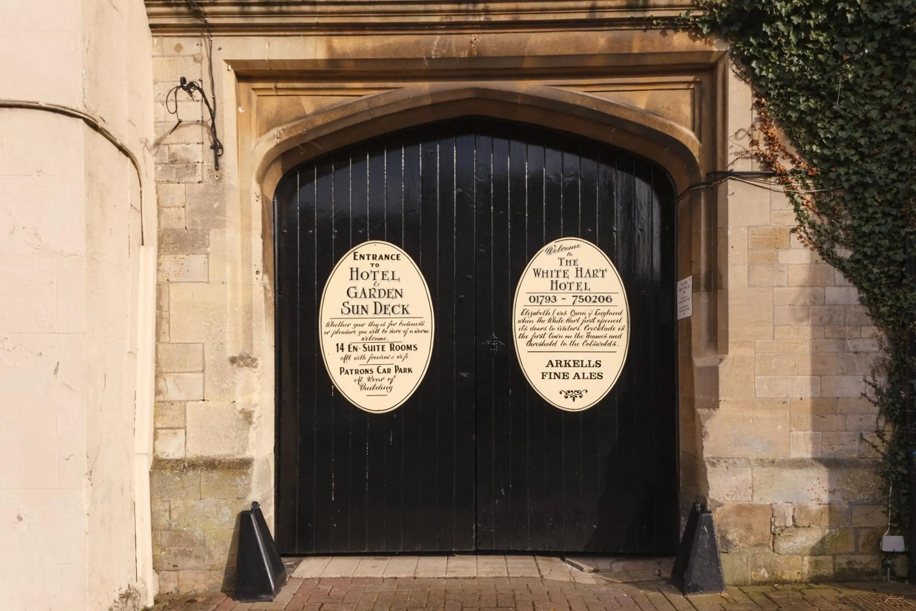 Facade/entrance in White Hart Hotel