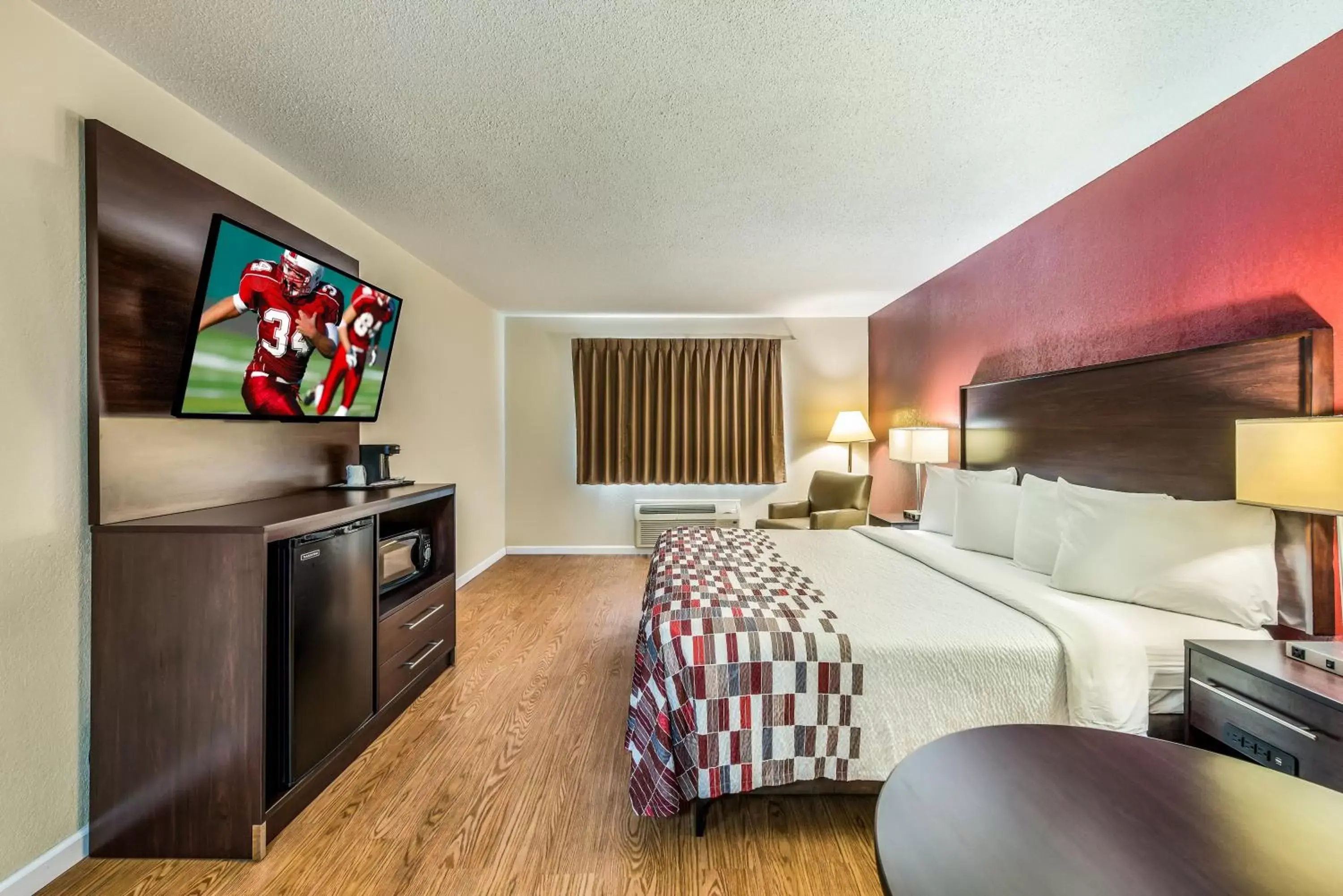 Photo of the whole room, TV/Entertainment Center in Red Roof Inn & Suites Wapakoneta