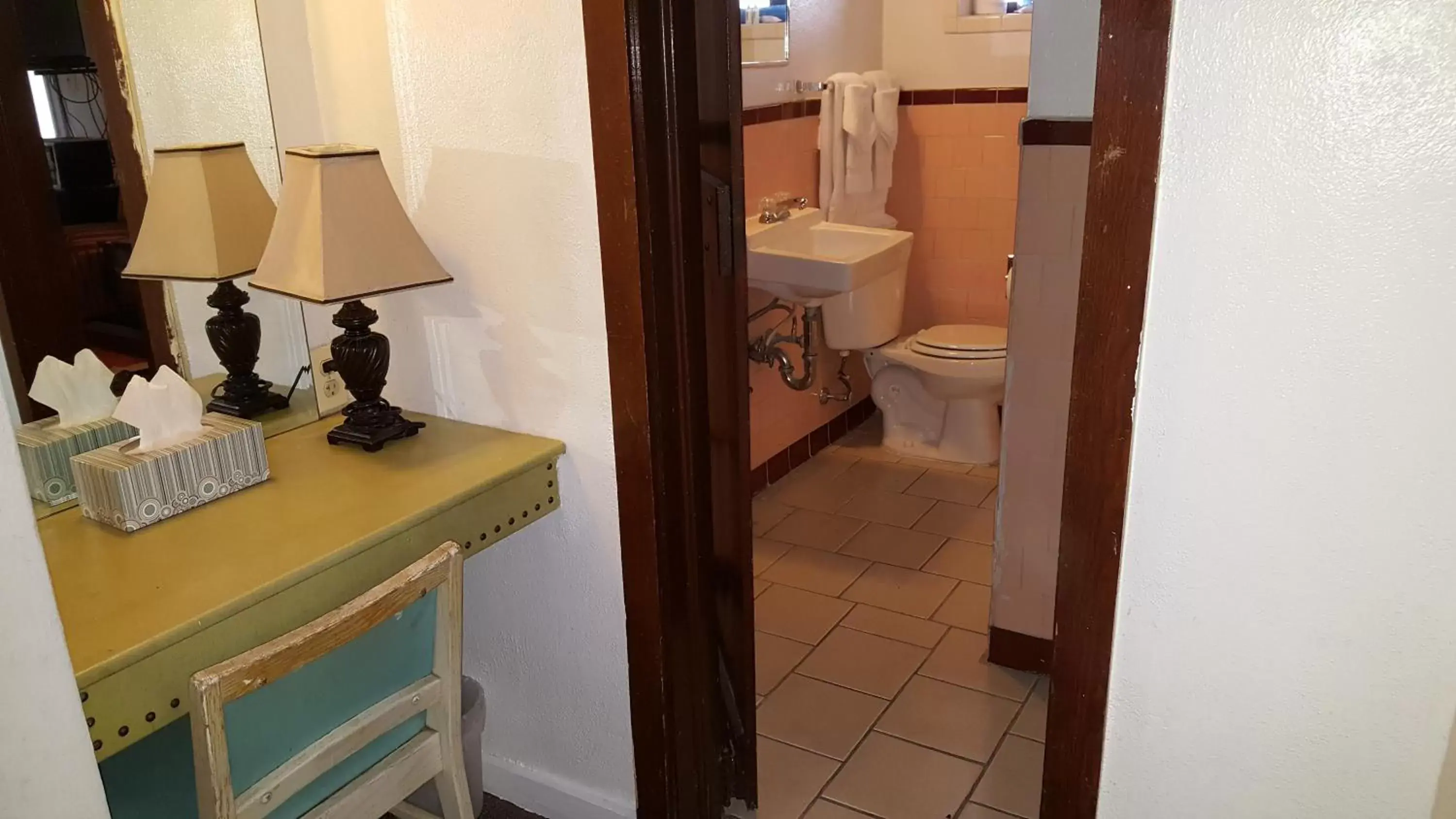 Bathroom in Cottonwood Court Motel