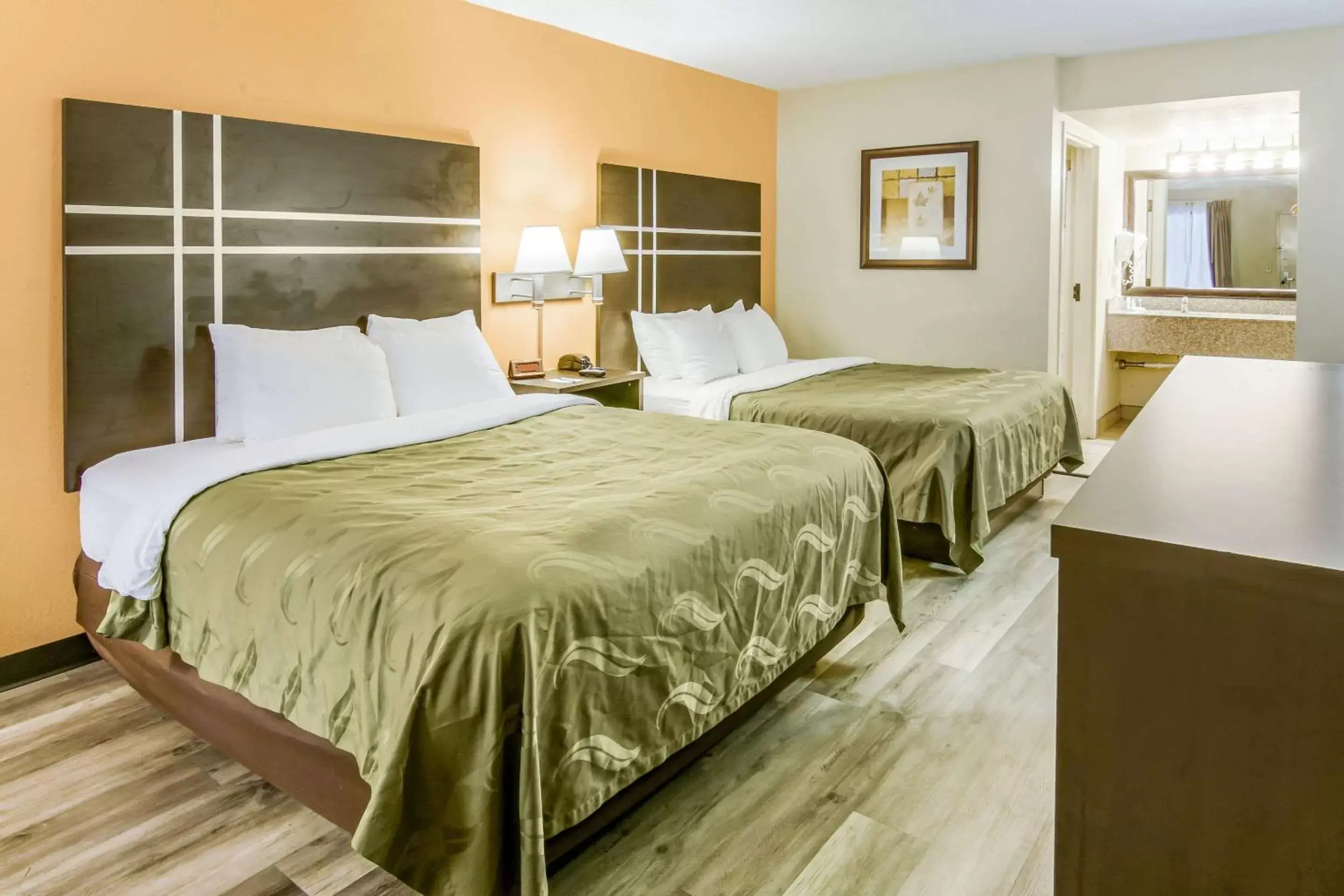 Photo of the whole room, Bed in Quality Inn Stone Mountain Atlanta