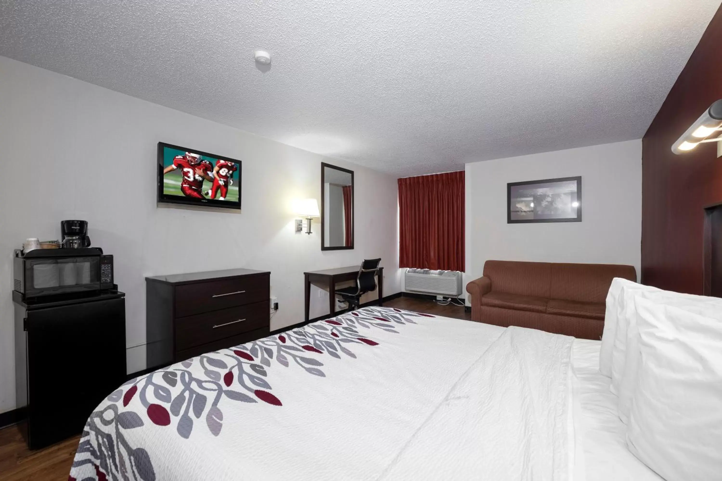 Photo of the whole room, Bed in Red Roof Inn Charlotte - University