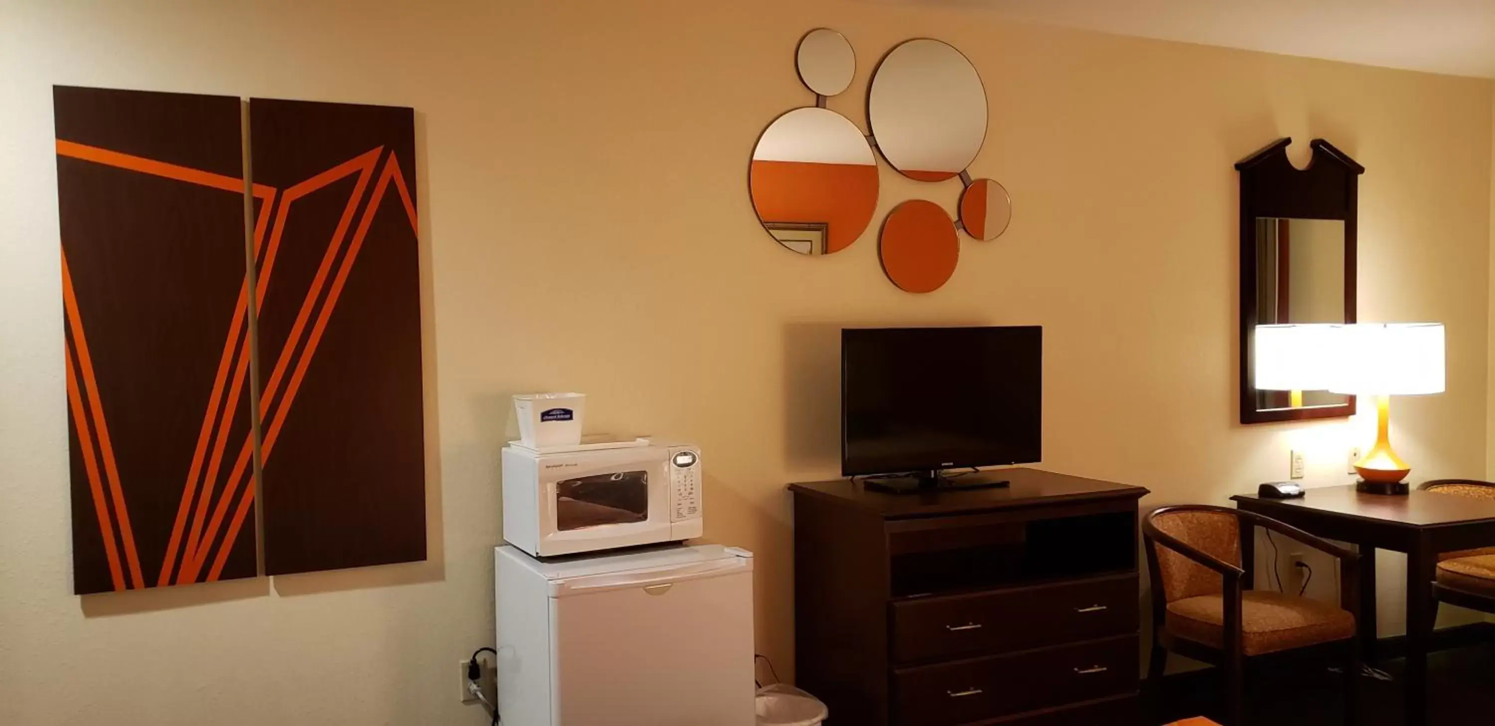 Deluxe Queen Room with Two Queen Beds - Disability Access - Non-Smoking in Howard Johnson by Wyndham Houma Deluxe Queen Room with Two Queen Beds - Disability Access - Non-Smoking in Howard Johnson by Wyndham Houma