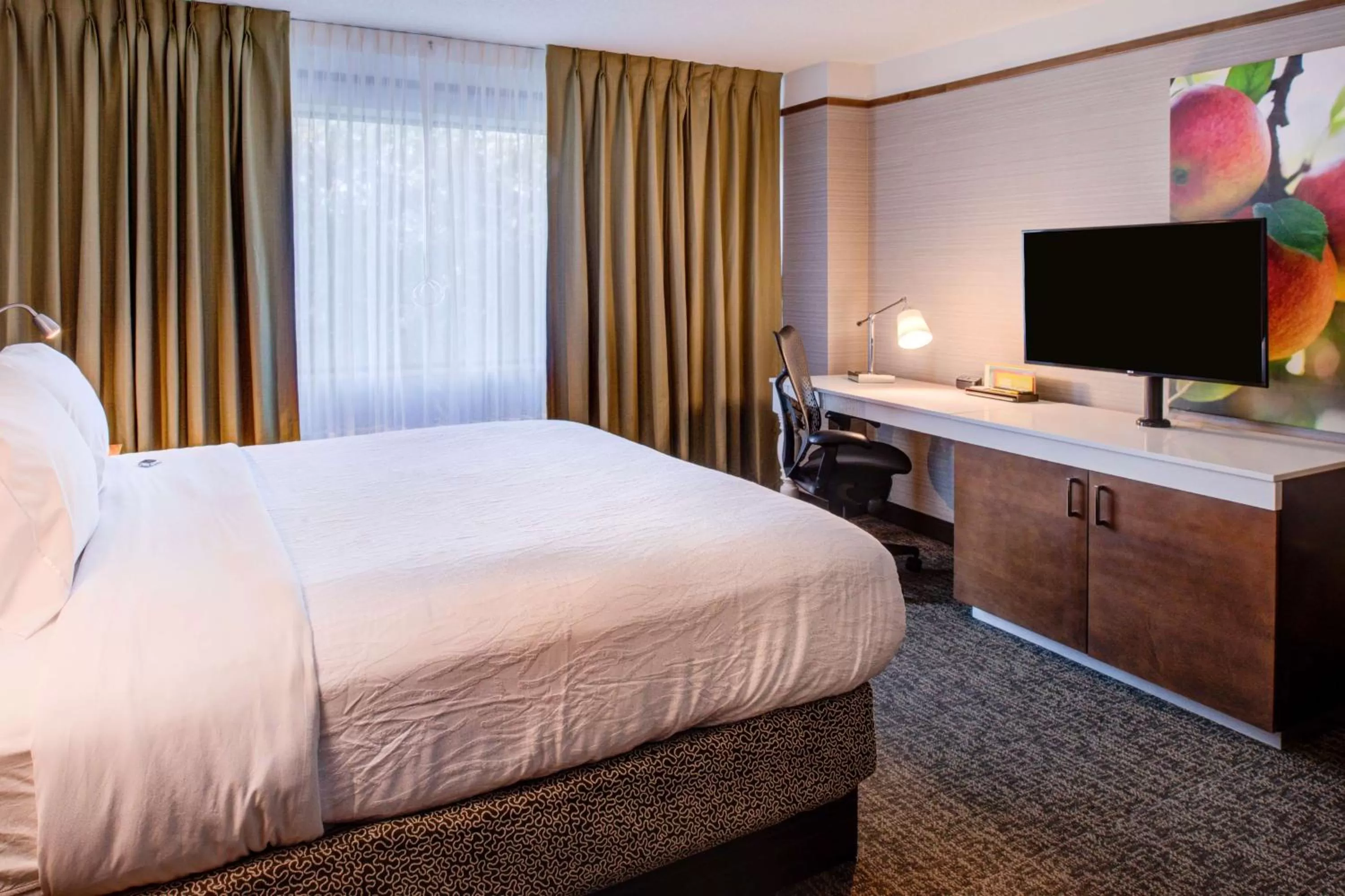 Bedroom, Bed in Hilton Garden Inn Detroit Southfield