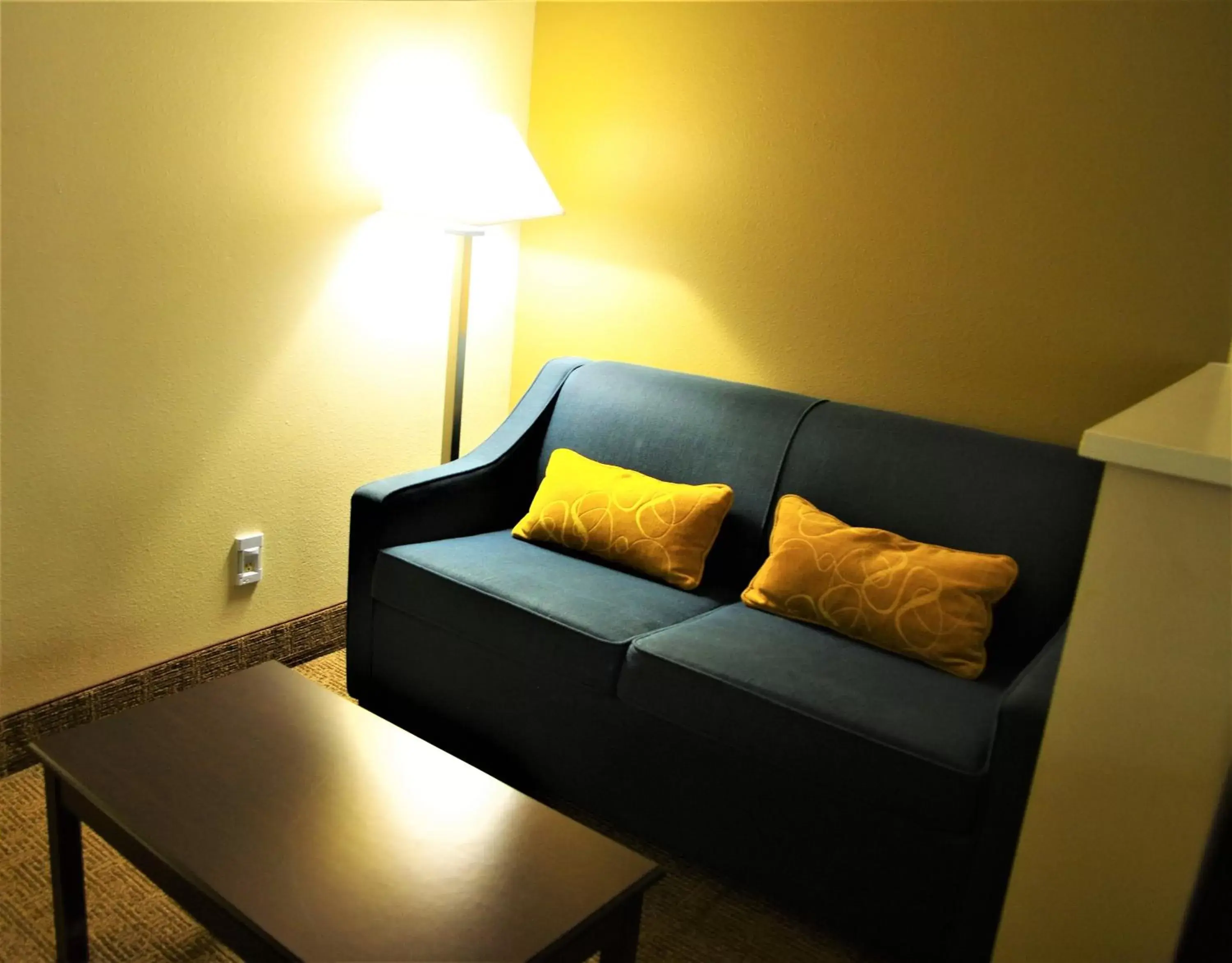 Seating Area in Comfort Suites Tulare