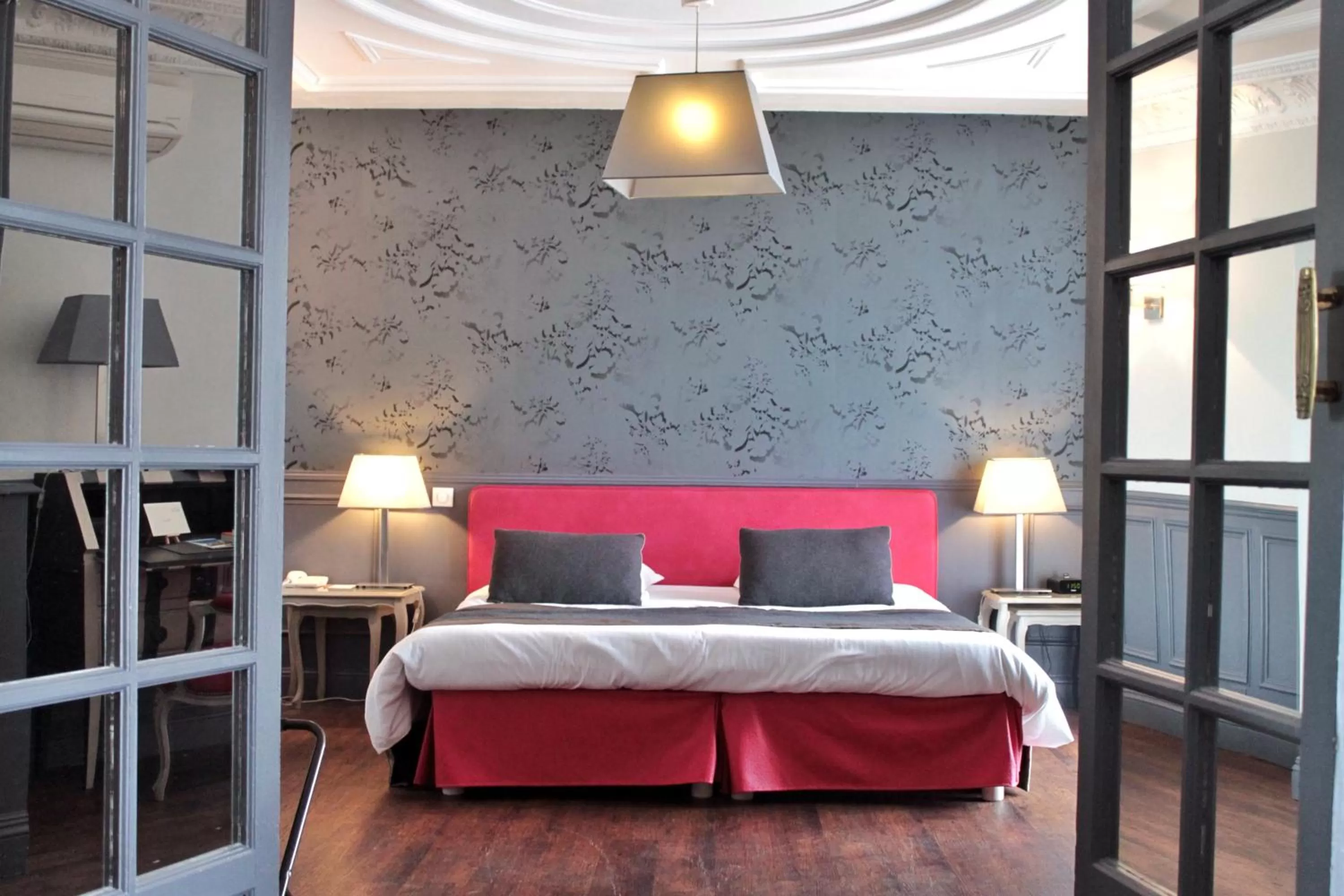 Photo of the whole room, Bed in Ermitage De Corton - Teritoria