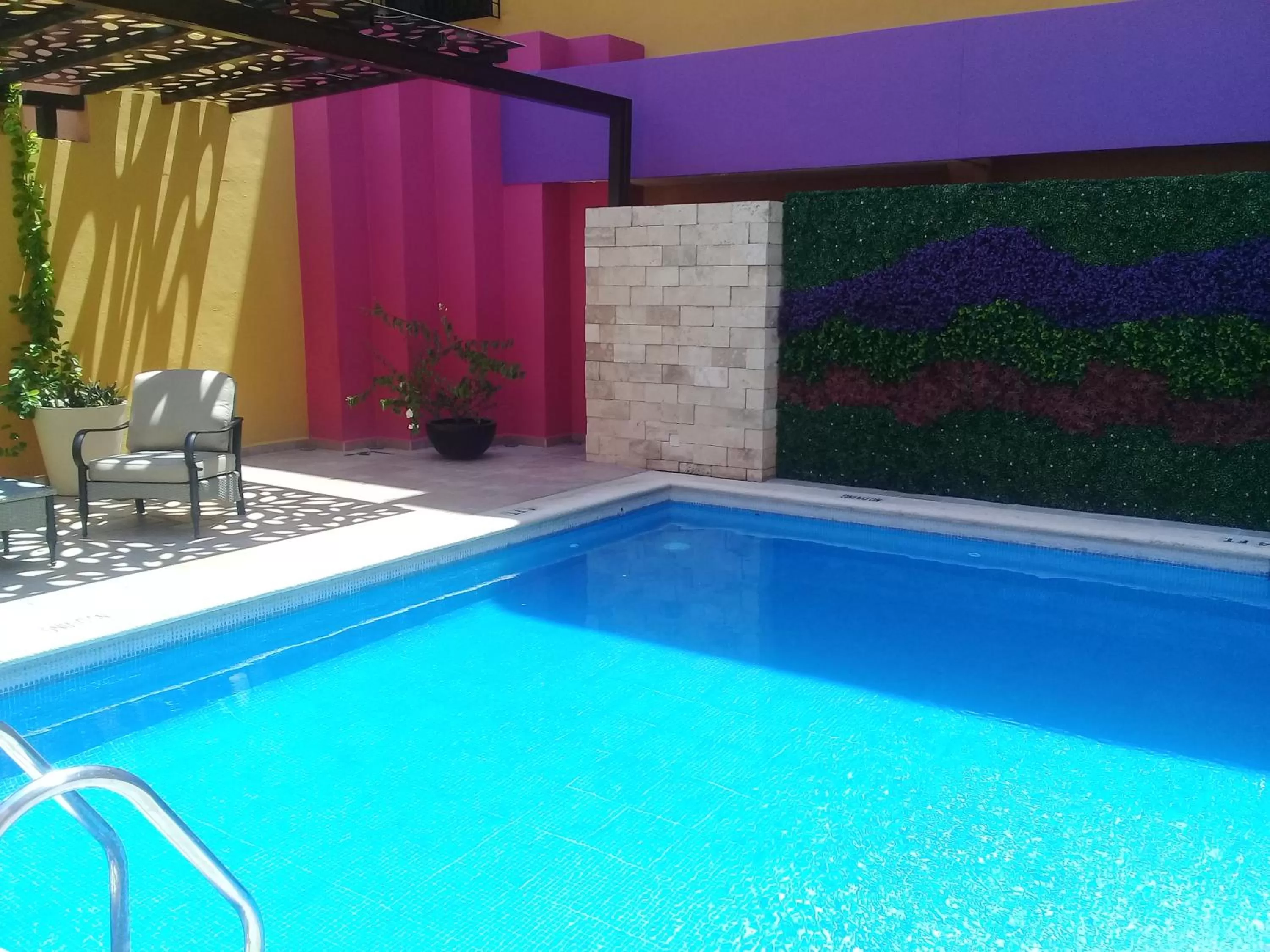 Swimming pool in Hotel Plaza Colonial