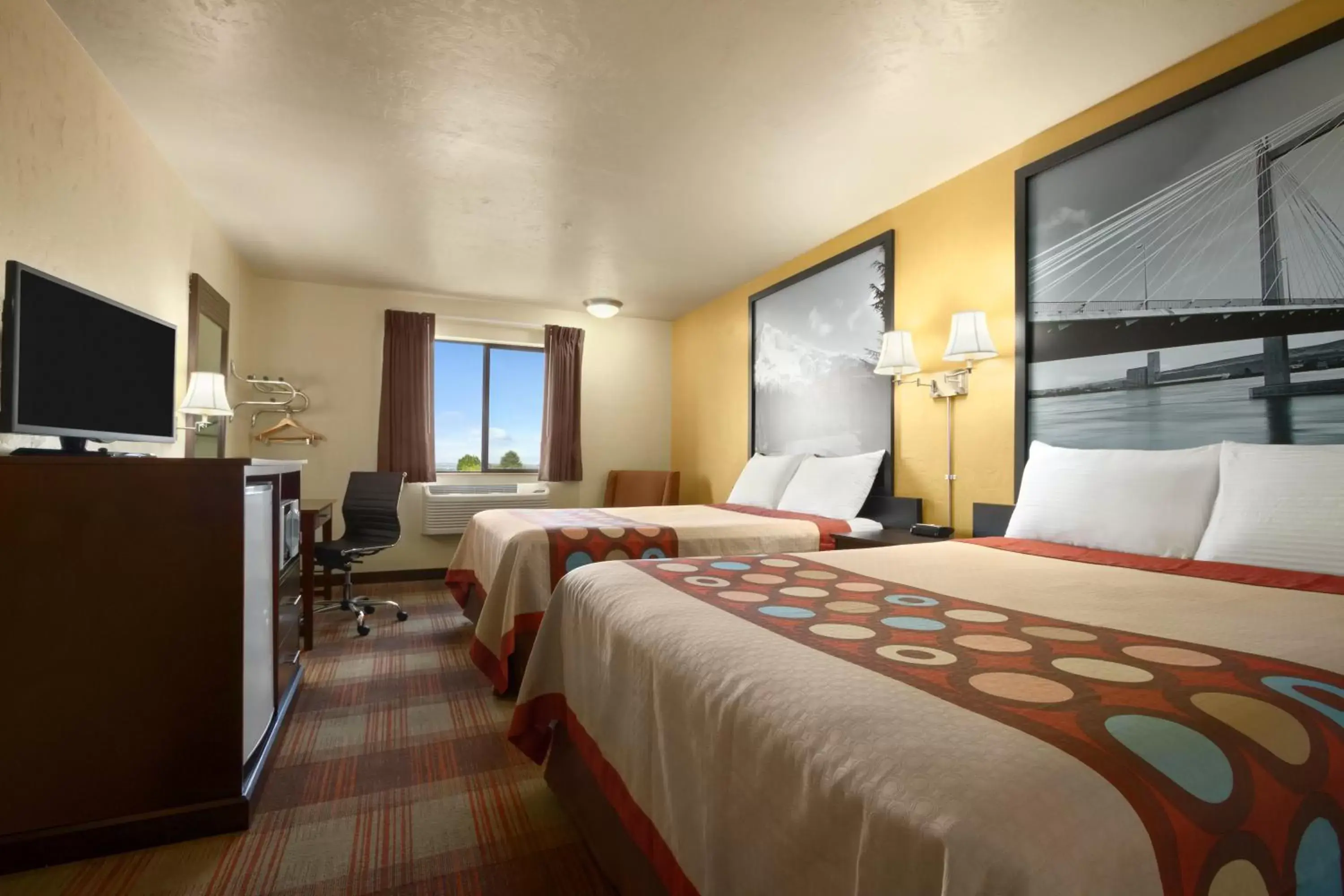 Photo of the whole room, Bed in Super 8 by Wyndham Kennewick