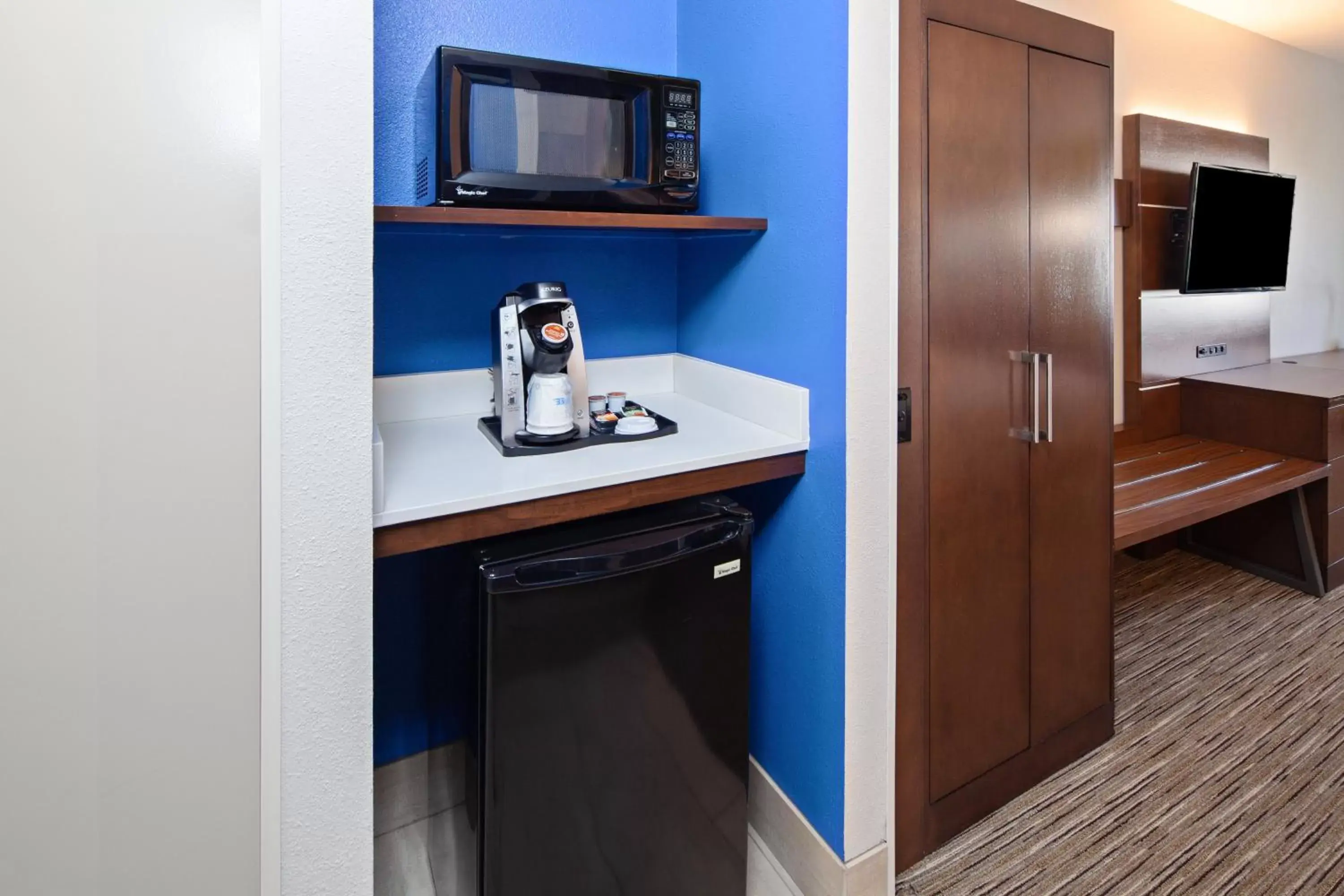 Bedroom, TV/Entertainment Center in Holiday Inn Express & Suites Rancho Mirage - Palm Spgs Area, an IHG Hotel