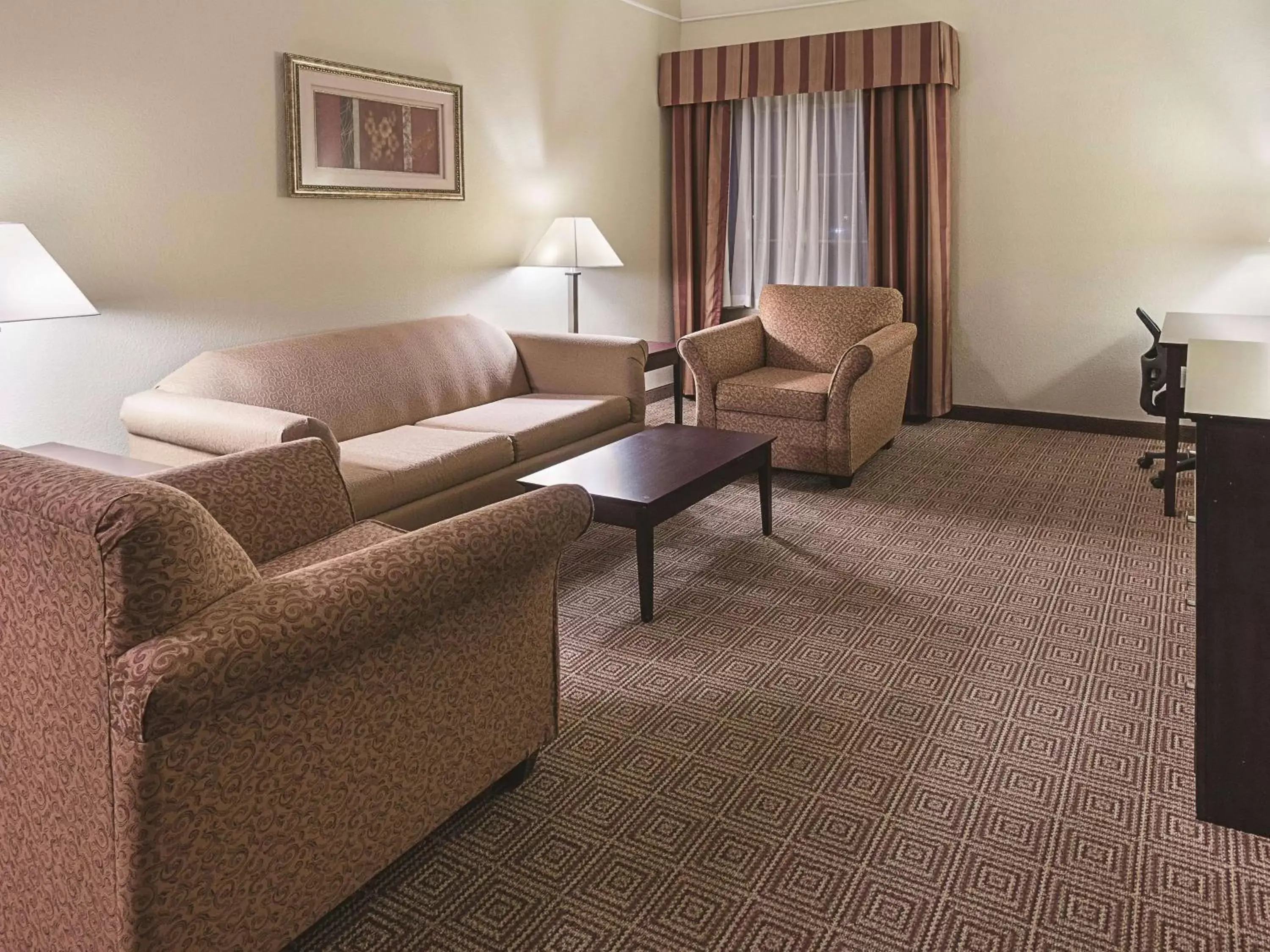 Bed, Seating Area in La Quinta by Wyndham Waxahachie