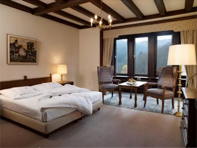 Photo of the whole room, Bed in Hotel und Restaurant Burg Schnellenberg