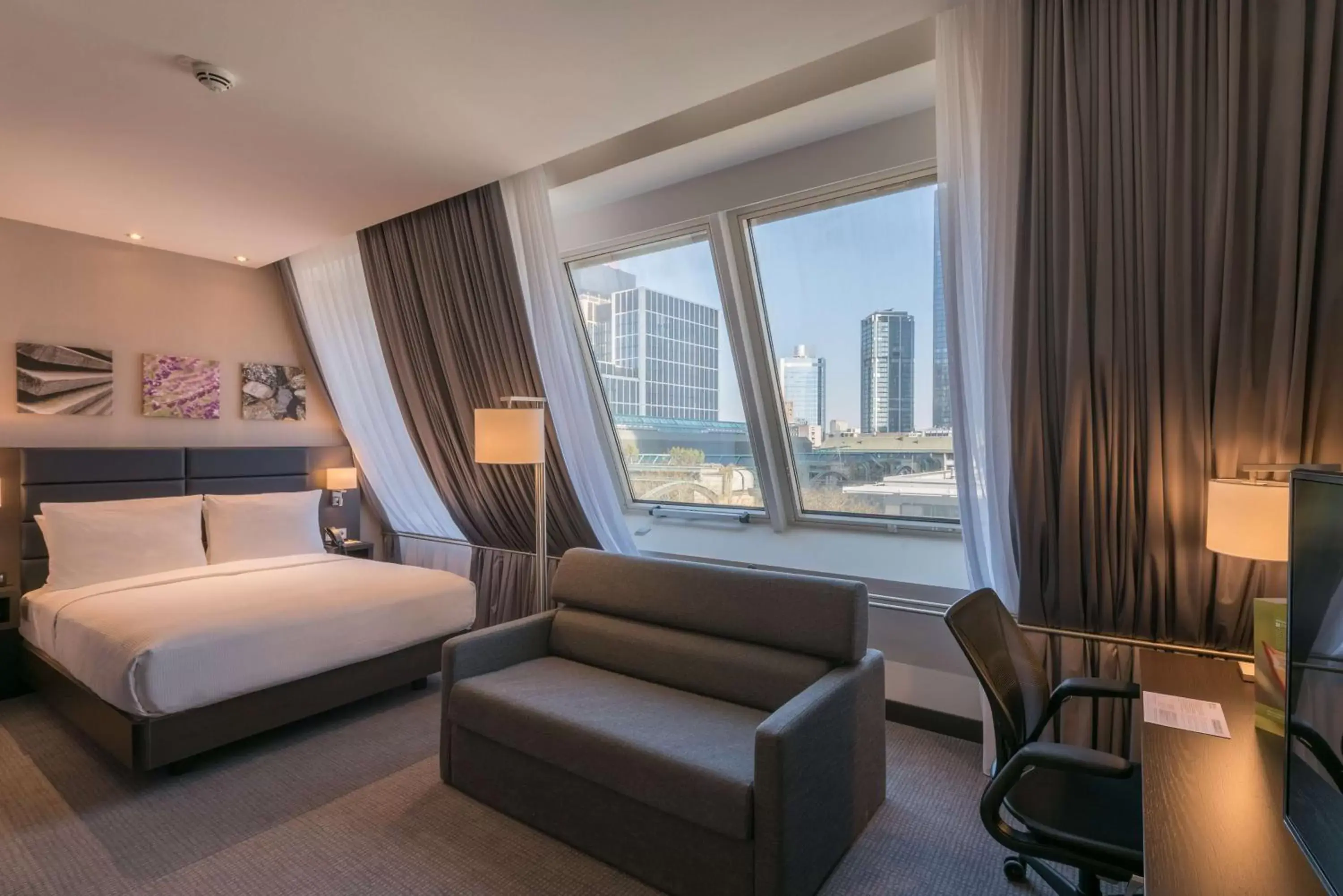 Bedroom, Seating Area in Hilton Garden Inn Frankfurt City Centre