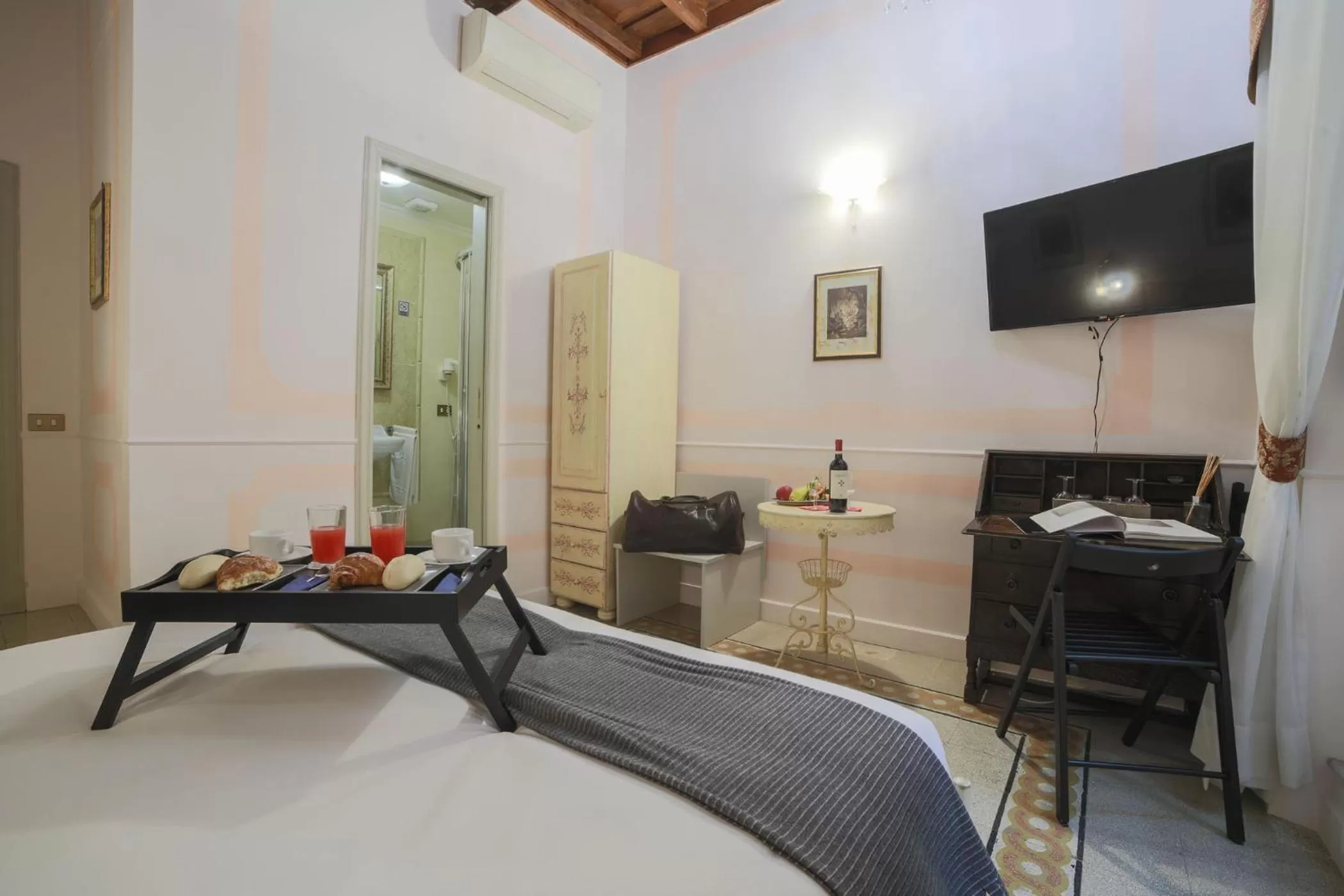 Photo of the whole room, Bed in La Maison Dell'Orologio