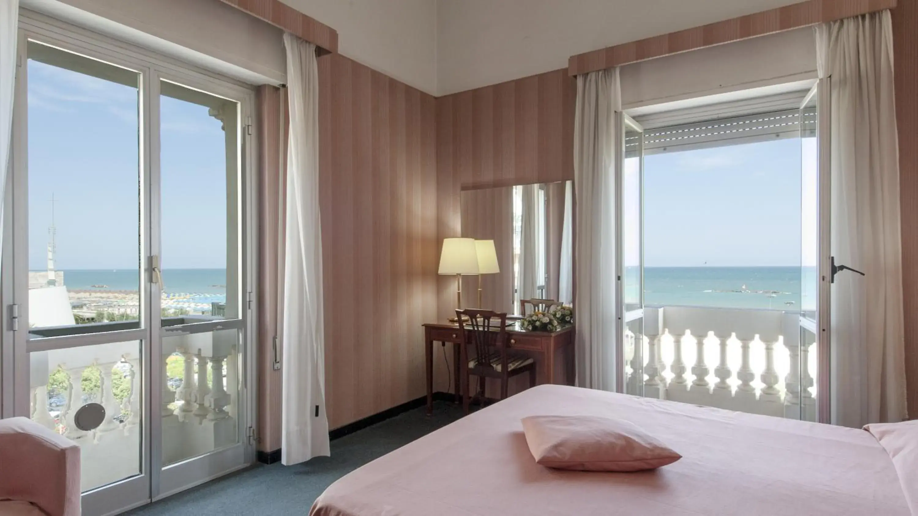 Bedroom, Sea View in Hotel Esplanade