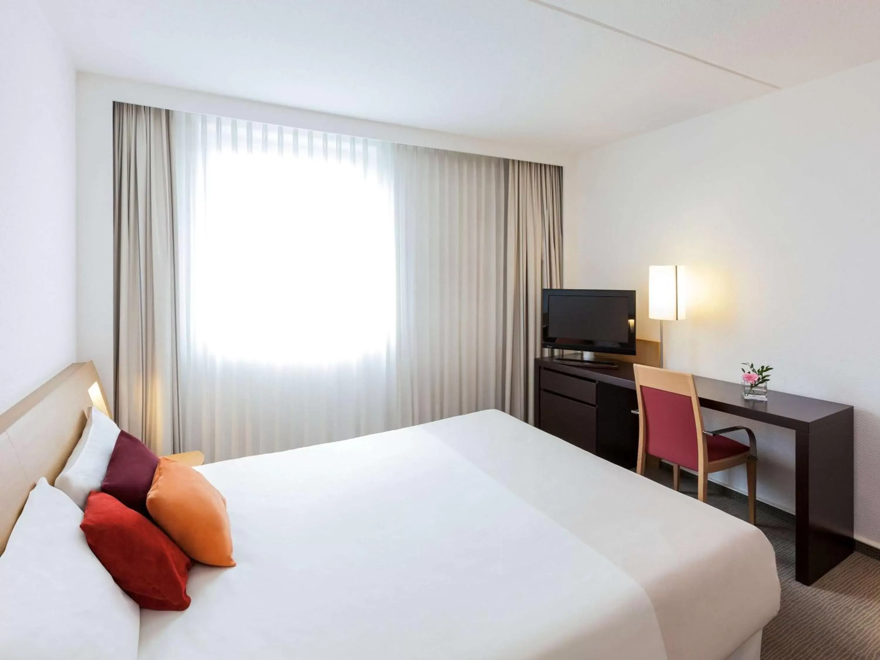 Photo of the whole room, Bed in Novotel Maastricht