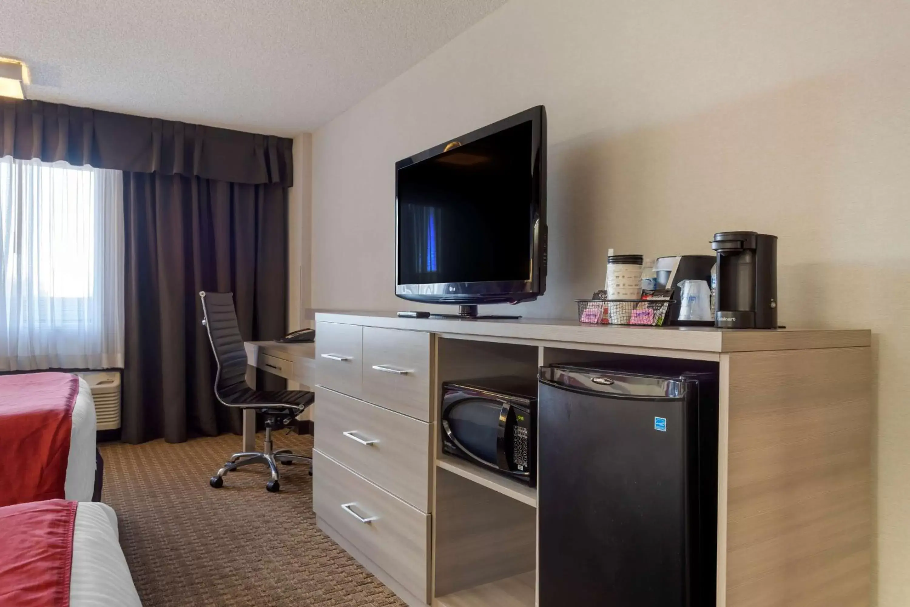 Bedroom, TV/Entertainment Center in Best Western Plus Village Park Inn