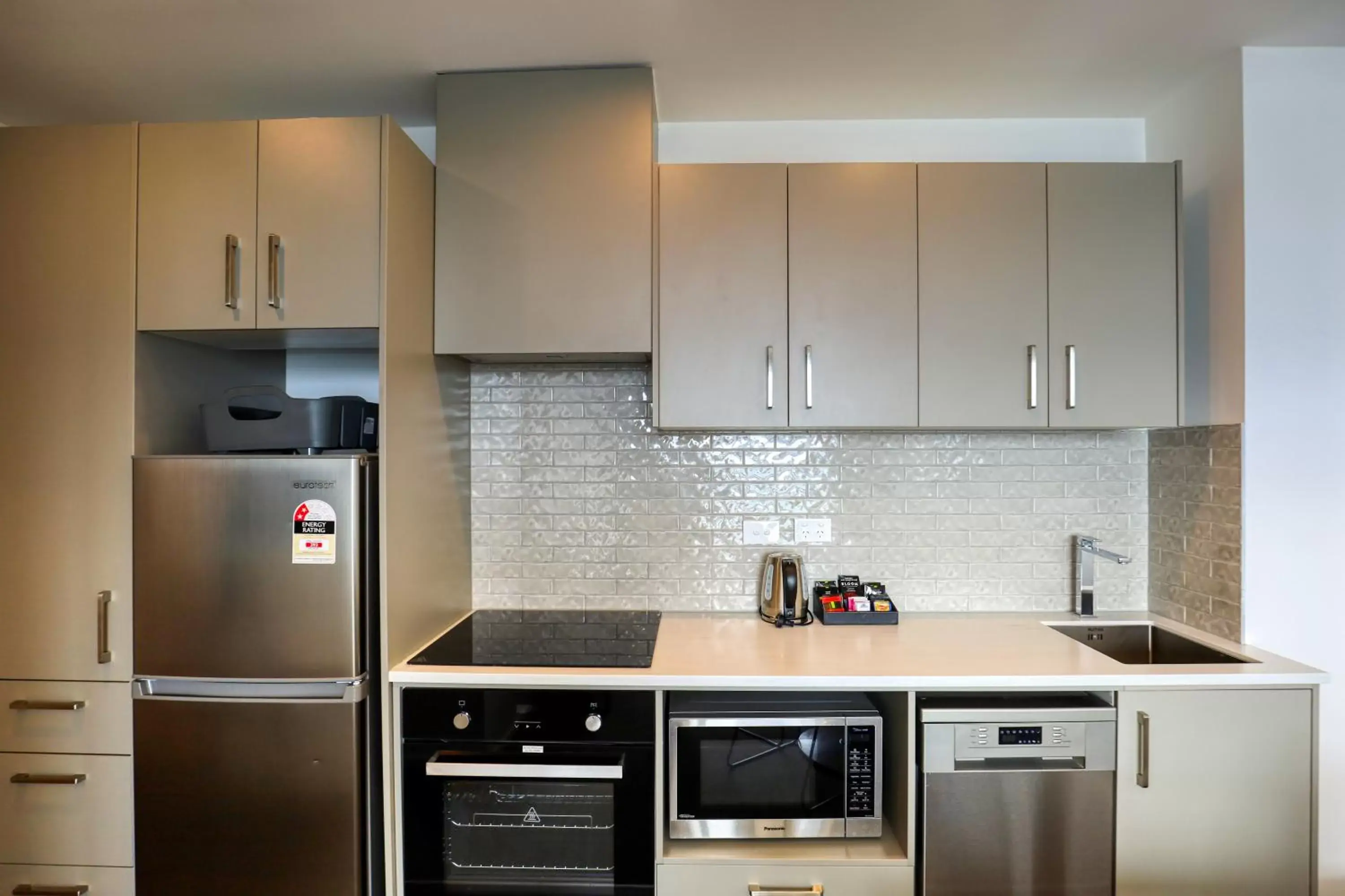 Kitchen or kitchenette, Kitchen/Kitchenette in Ramada Suites Victoria Street West