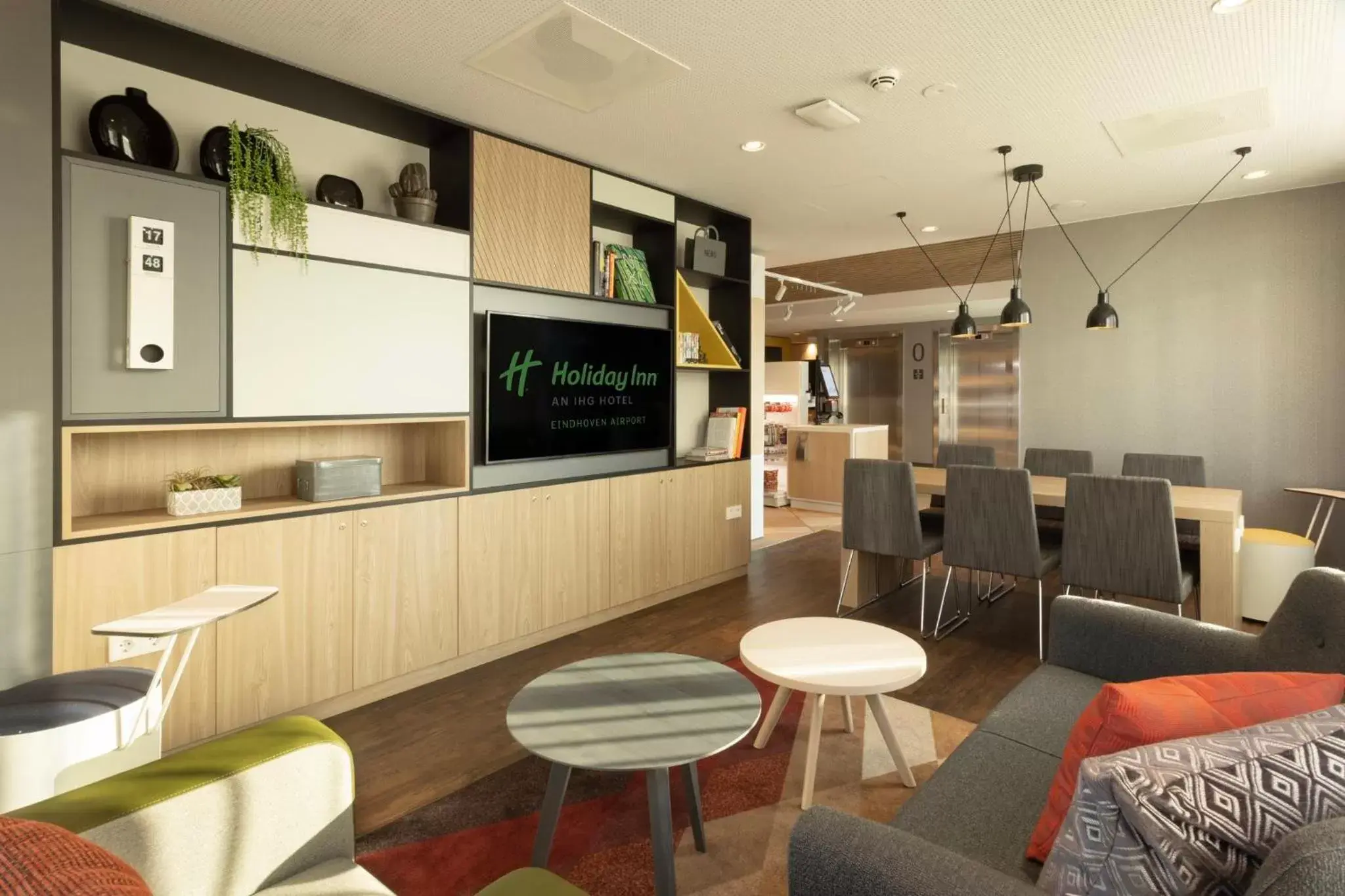 Property building, Lounge/Bar in Holiday Inn - Eindhoven Airport, an IHG Hotel