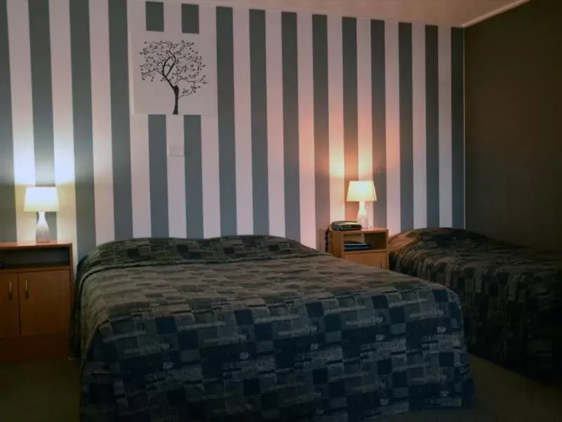 Bed in Kiwi Studios Motel