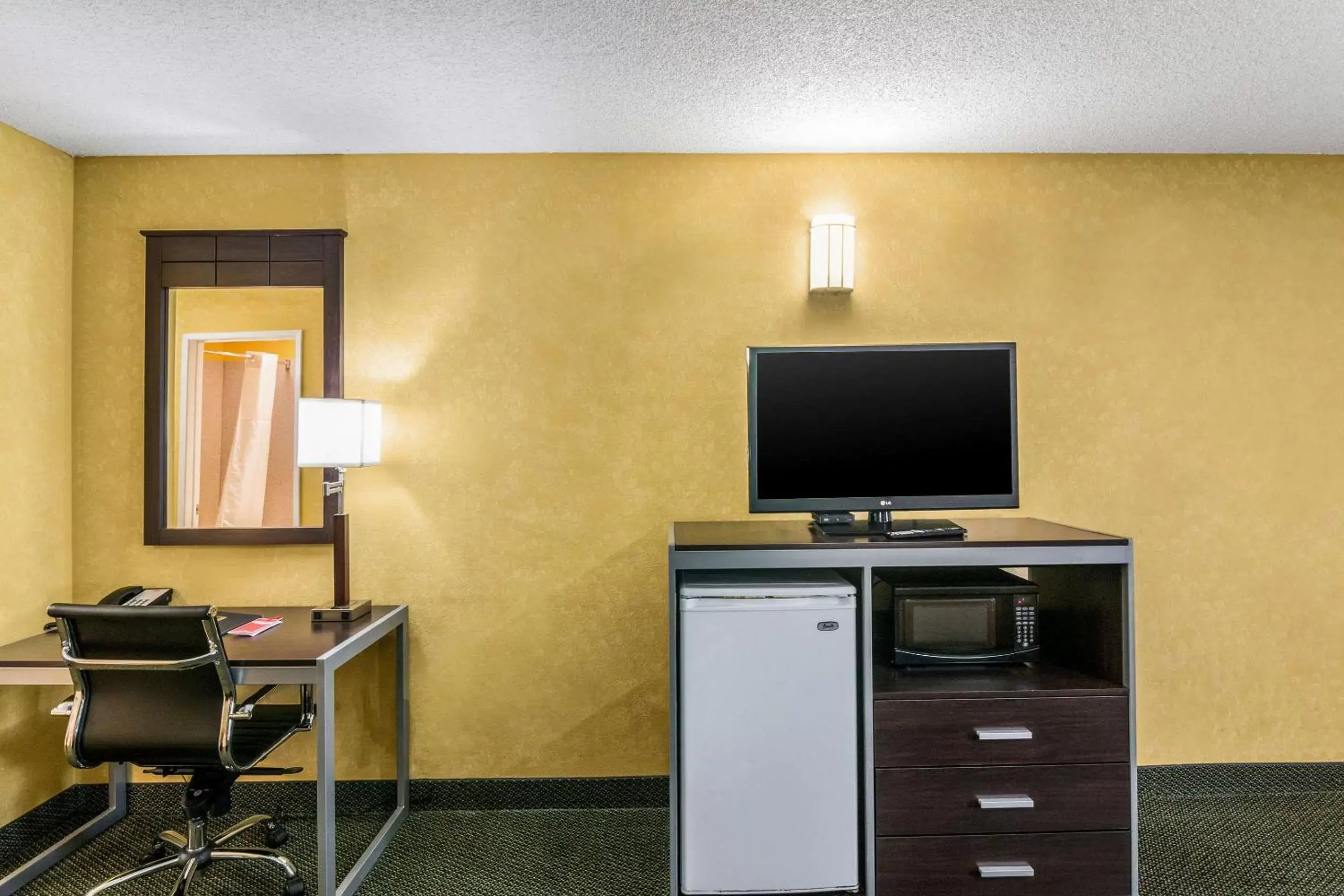 Photo of the whole room, TV/Entertainment Center in Econo Lodge Hesperia - Victorville I-15