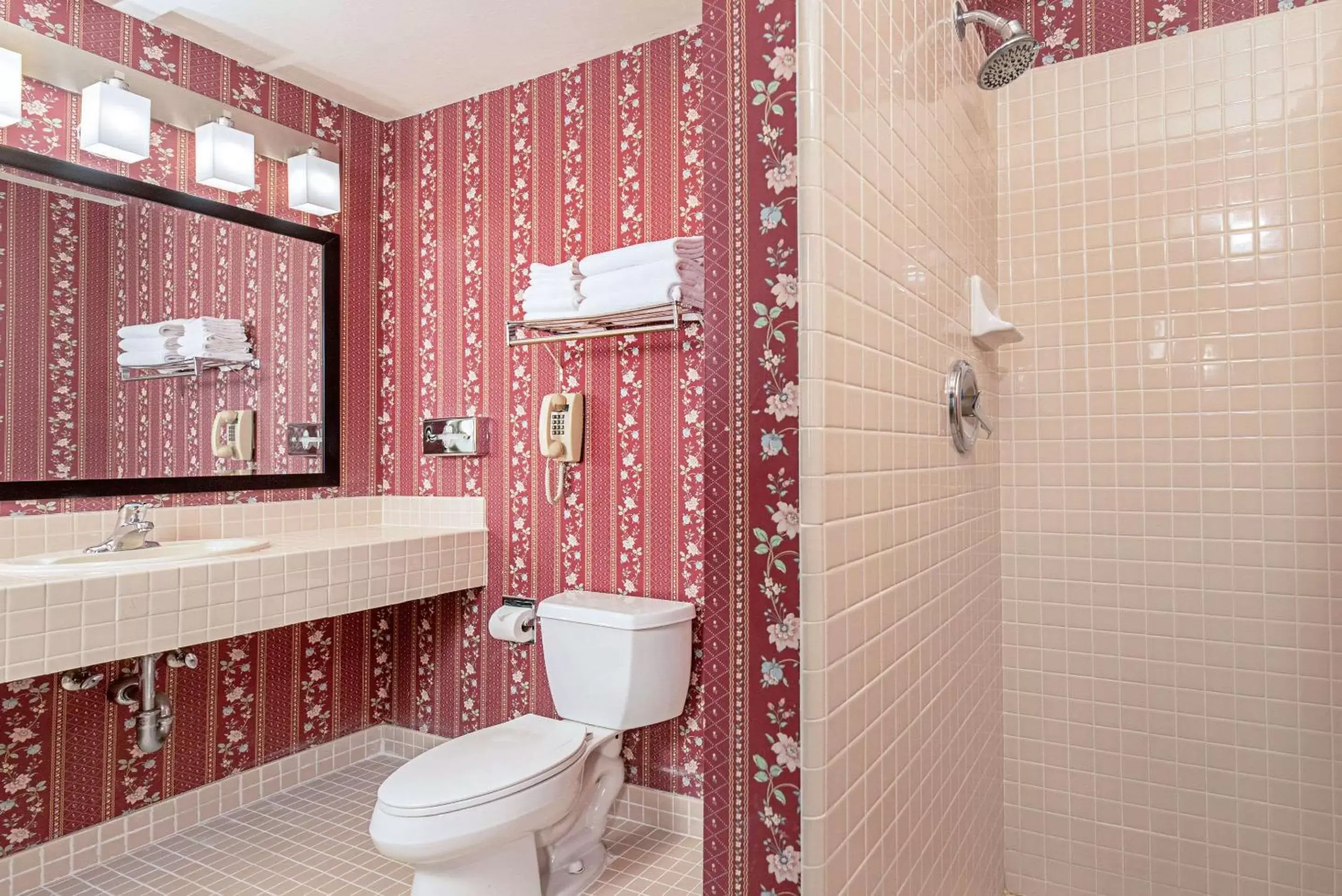 Bedroom, Bathroom in Clarion Inn Silicon Valley