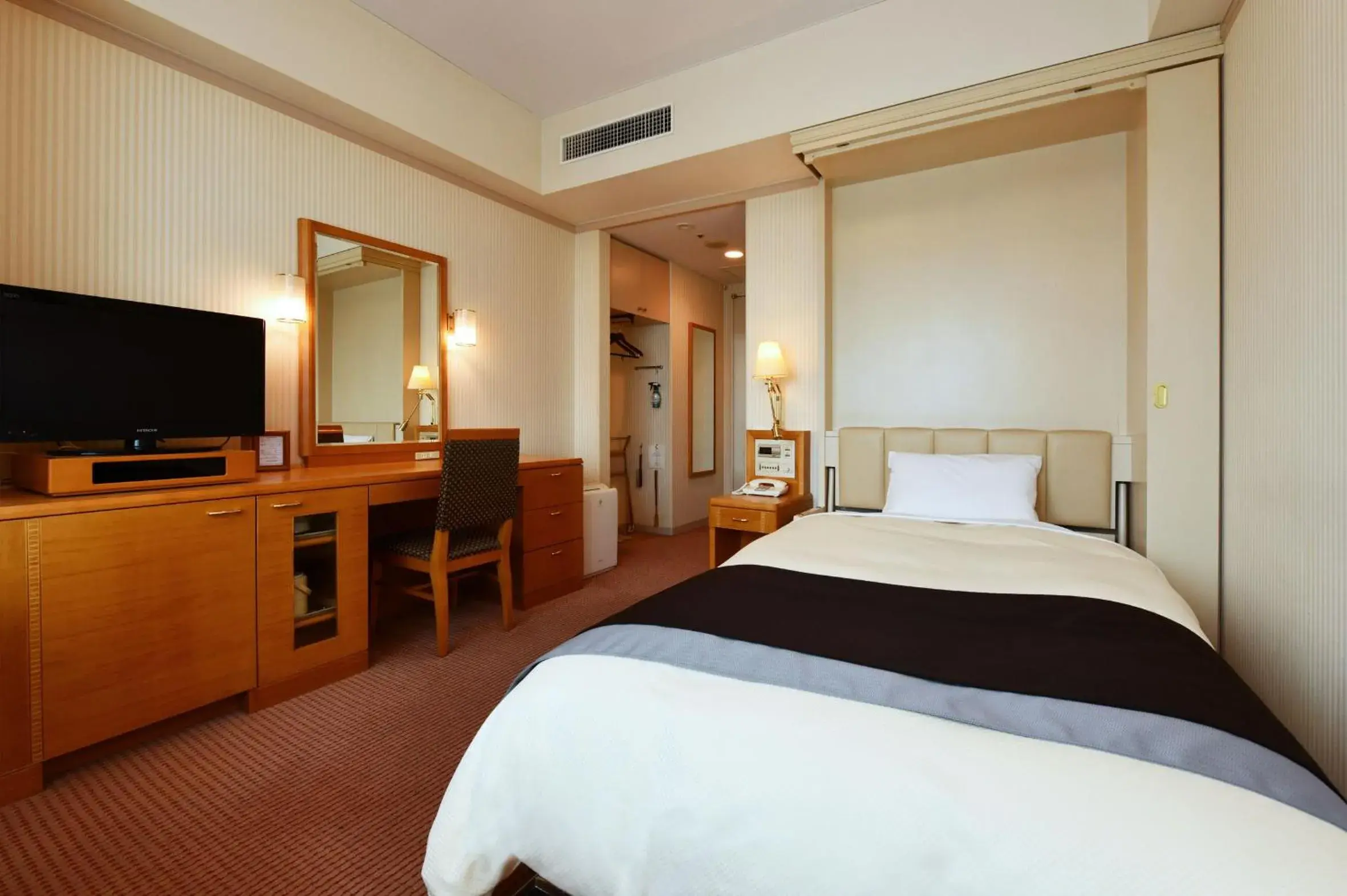 Bed in Crest Hotel Kashiwa