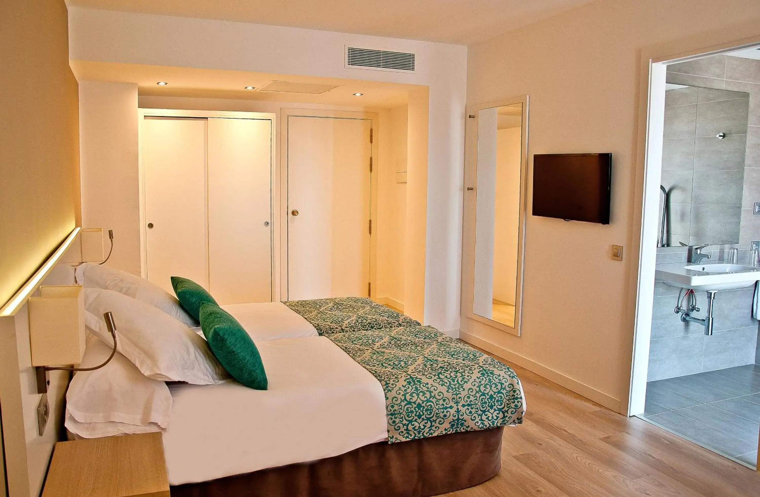 Photo of the whole room, Bed in BQ Delfín Azul Hotel