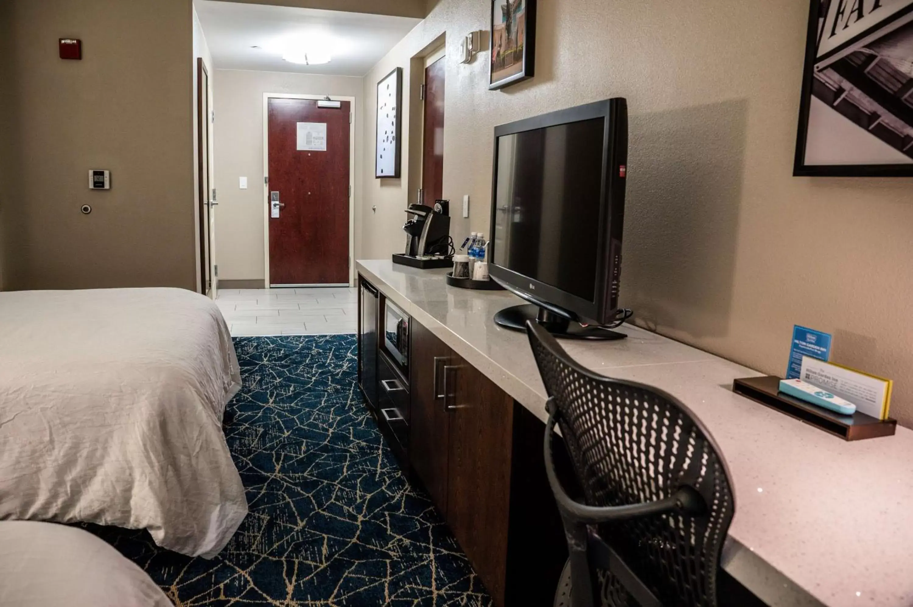 Bedroom, TV/Entertainment Center in Hilton Garden Inn Fayetteville/Fort Bragg