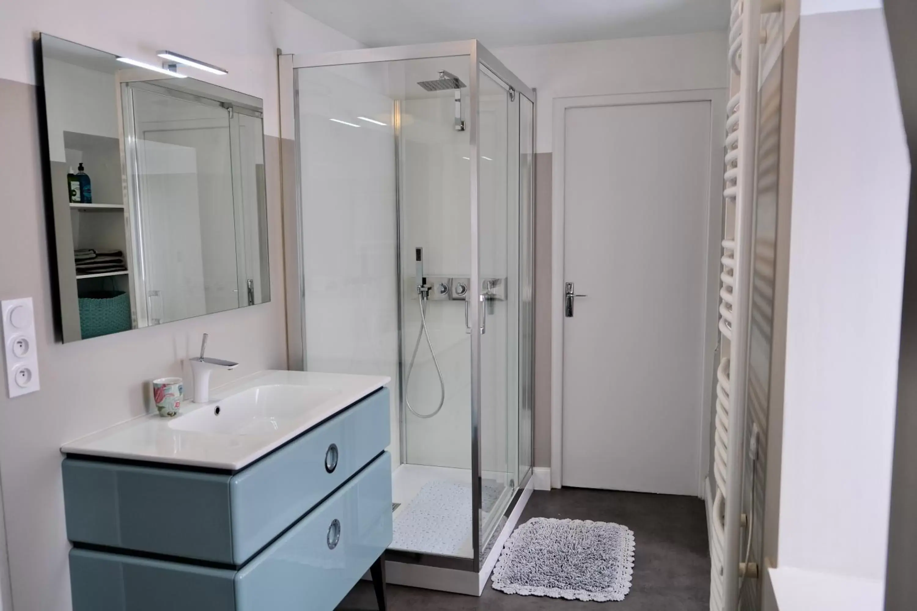Shower, Bathroom in Contes à Rebours - Chambres d'hôtes