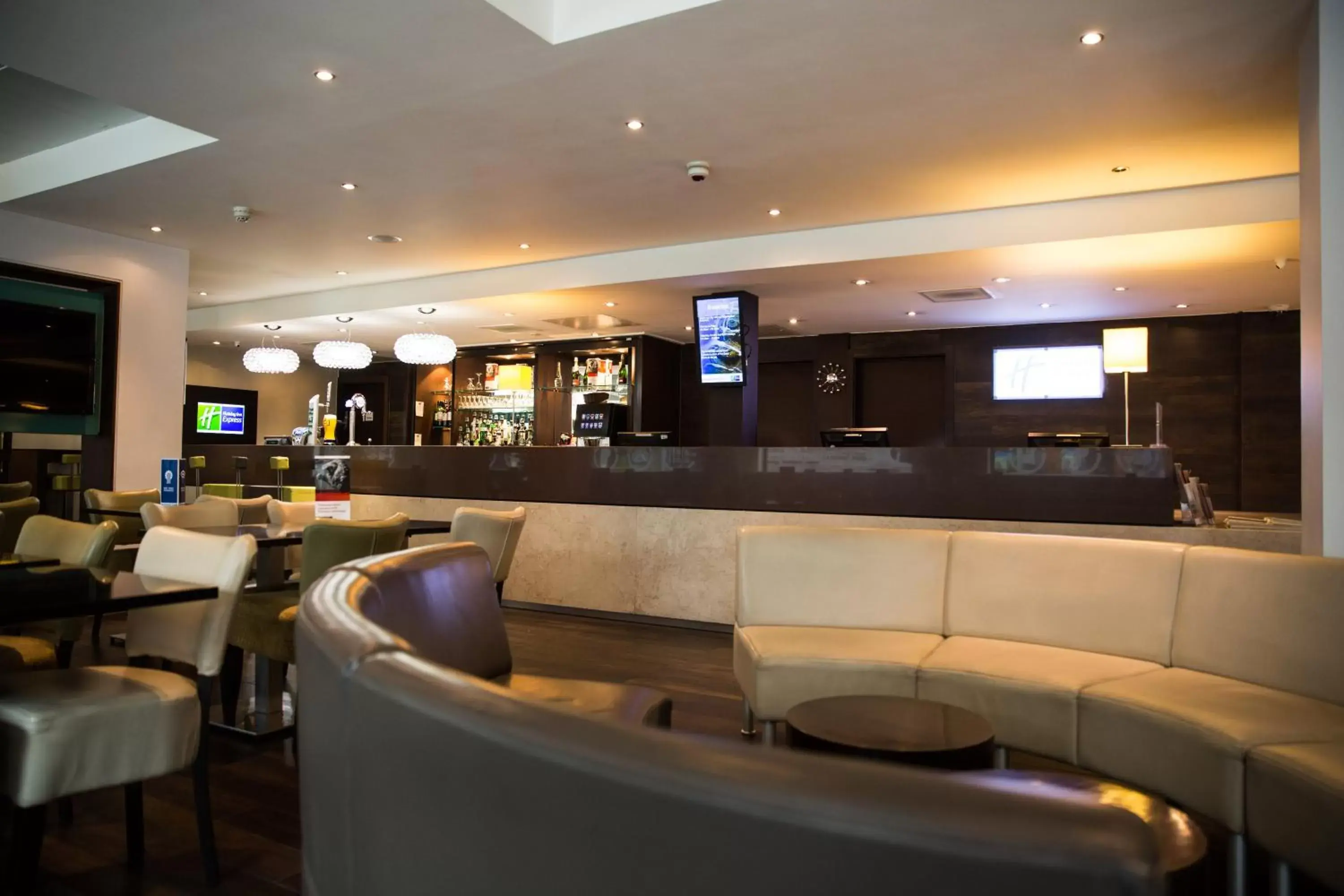 Property building, Lounge/Bar in Holiday Inn Express London Stratford, an IHG Hotel