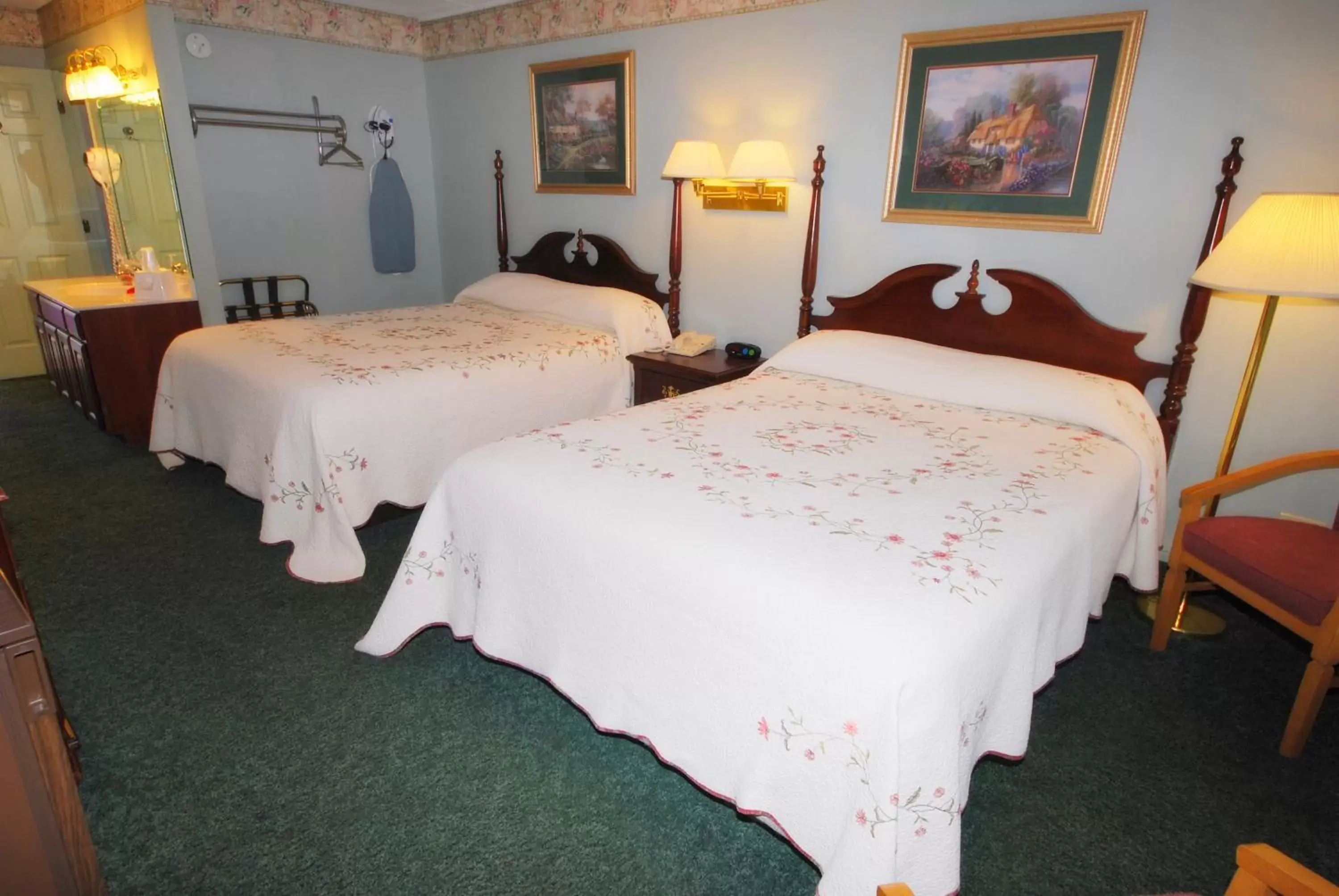 Photo of the whole room, Bed in Rivergate Mountain Lodge